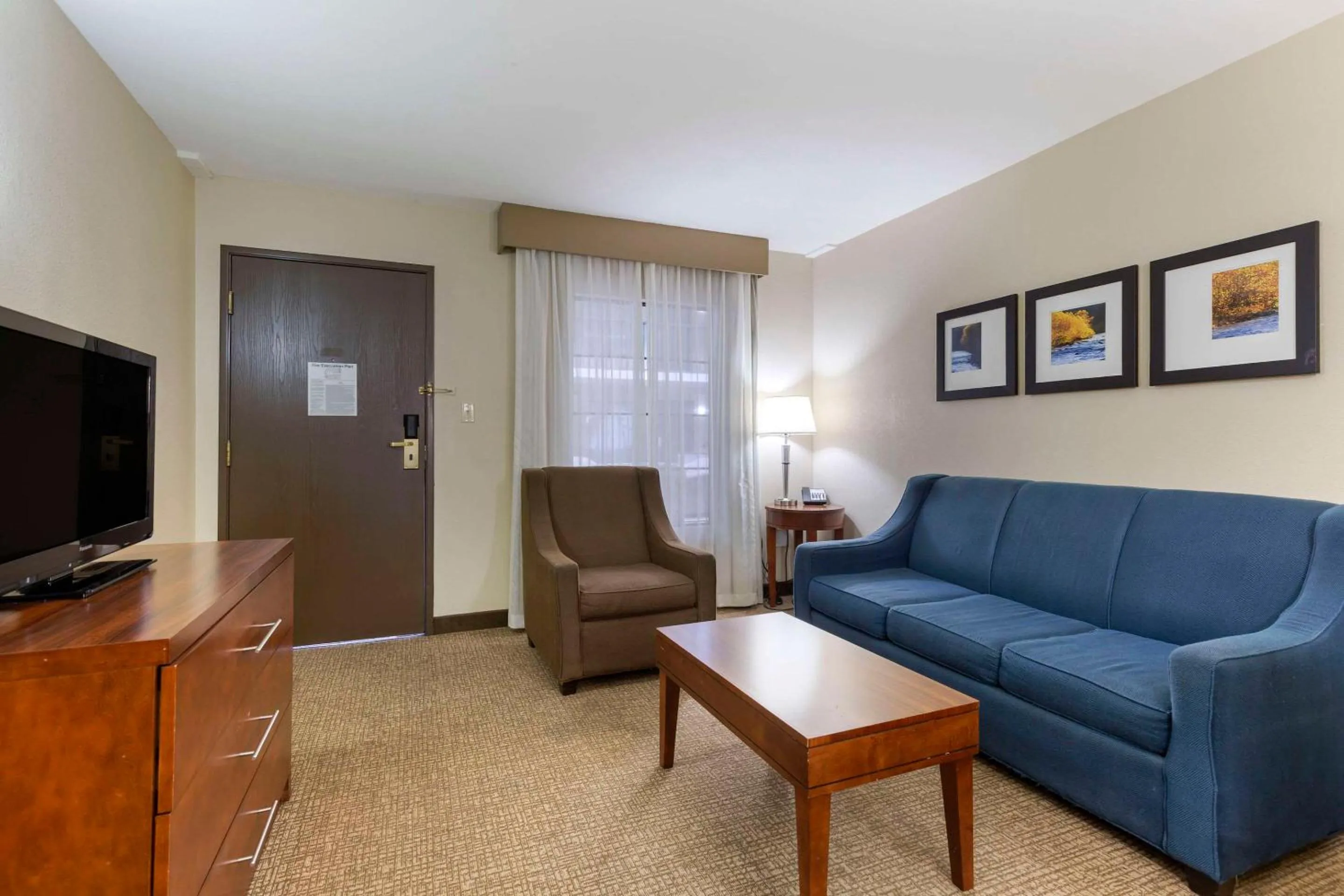 Bedroom in Comfort Suites Near Potomac Mills