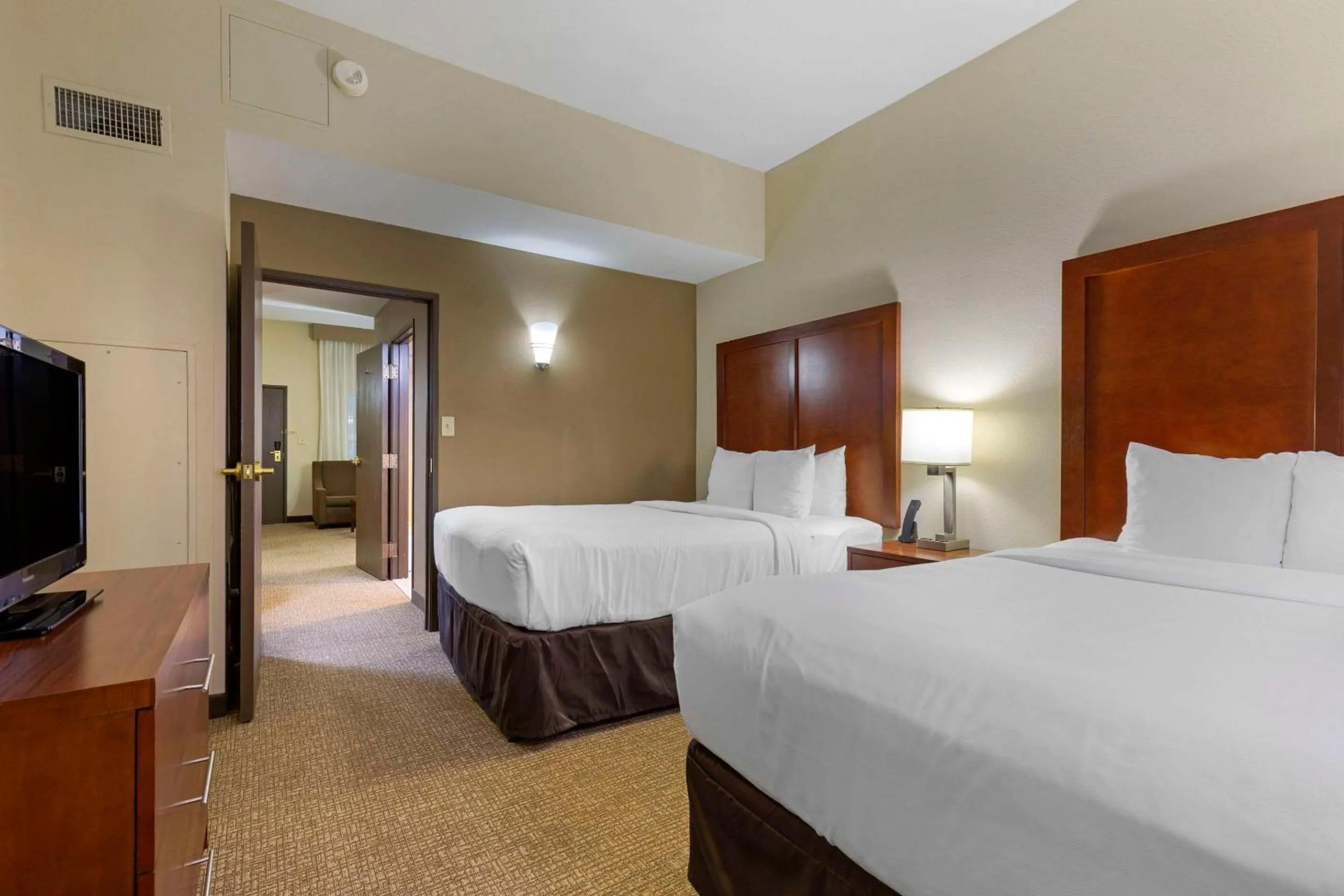Bedroom, Bed in Comfort Suites Near Potomac Mills