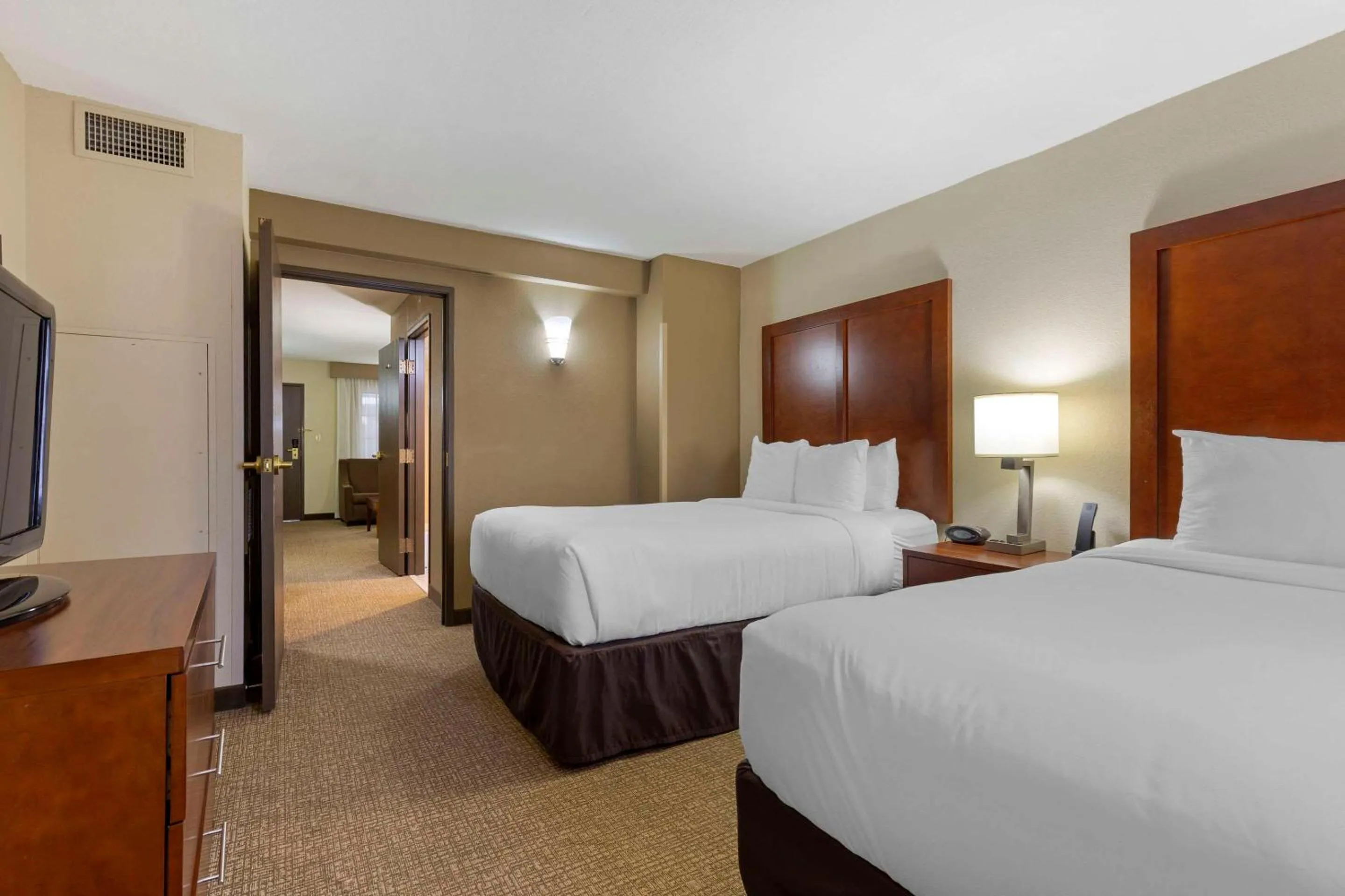 Bedroom, Bed in Comfort Suites Near Potomac Mills