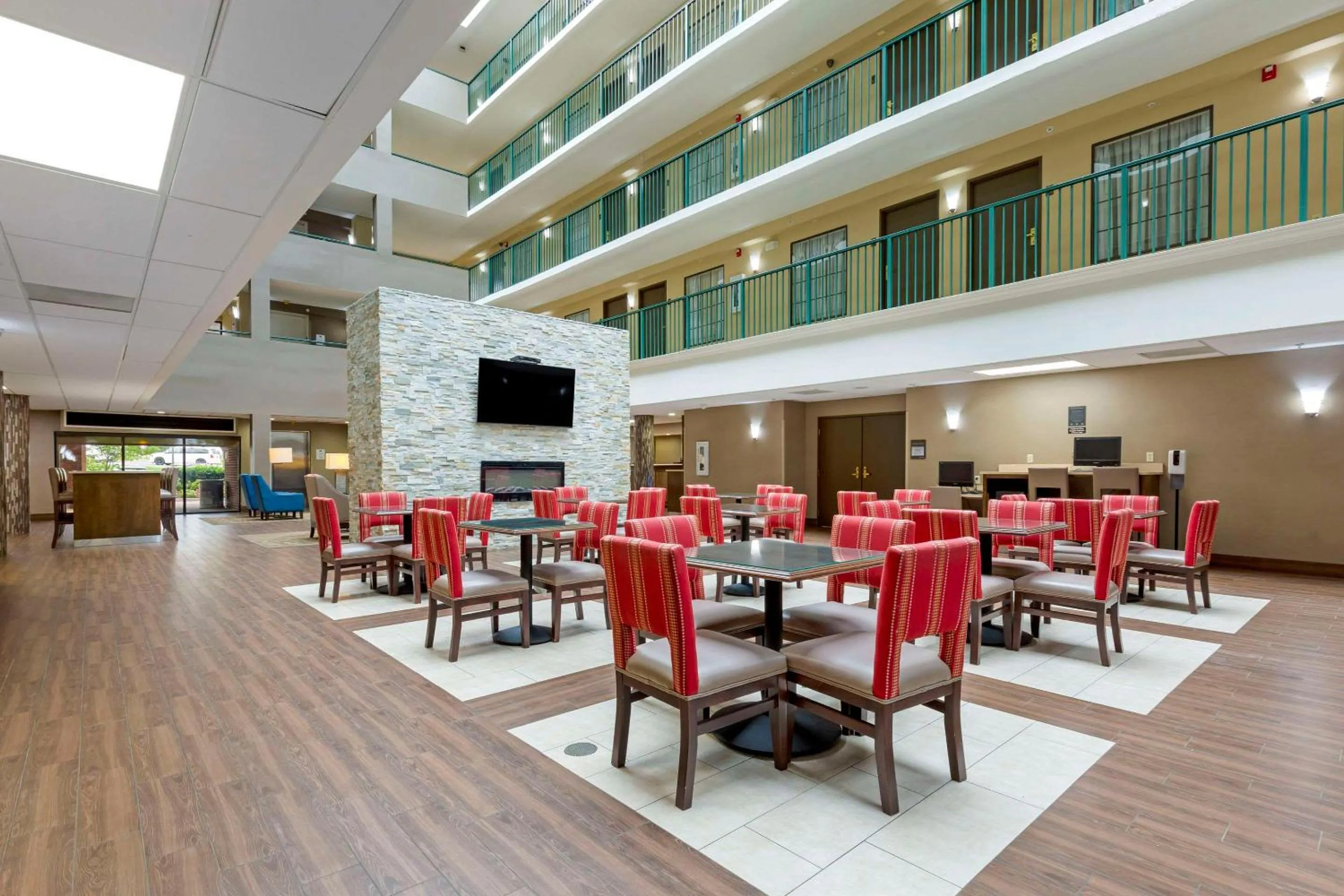 Breakfast in Comfort Suites Near Potomac Mills