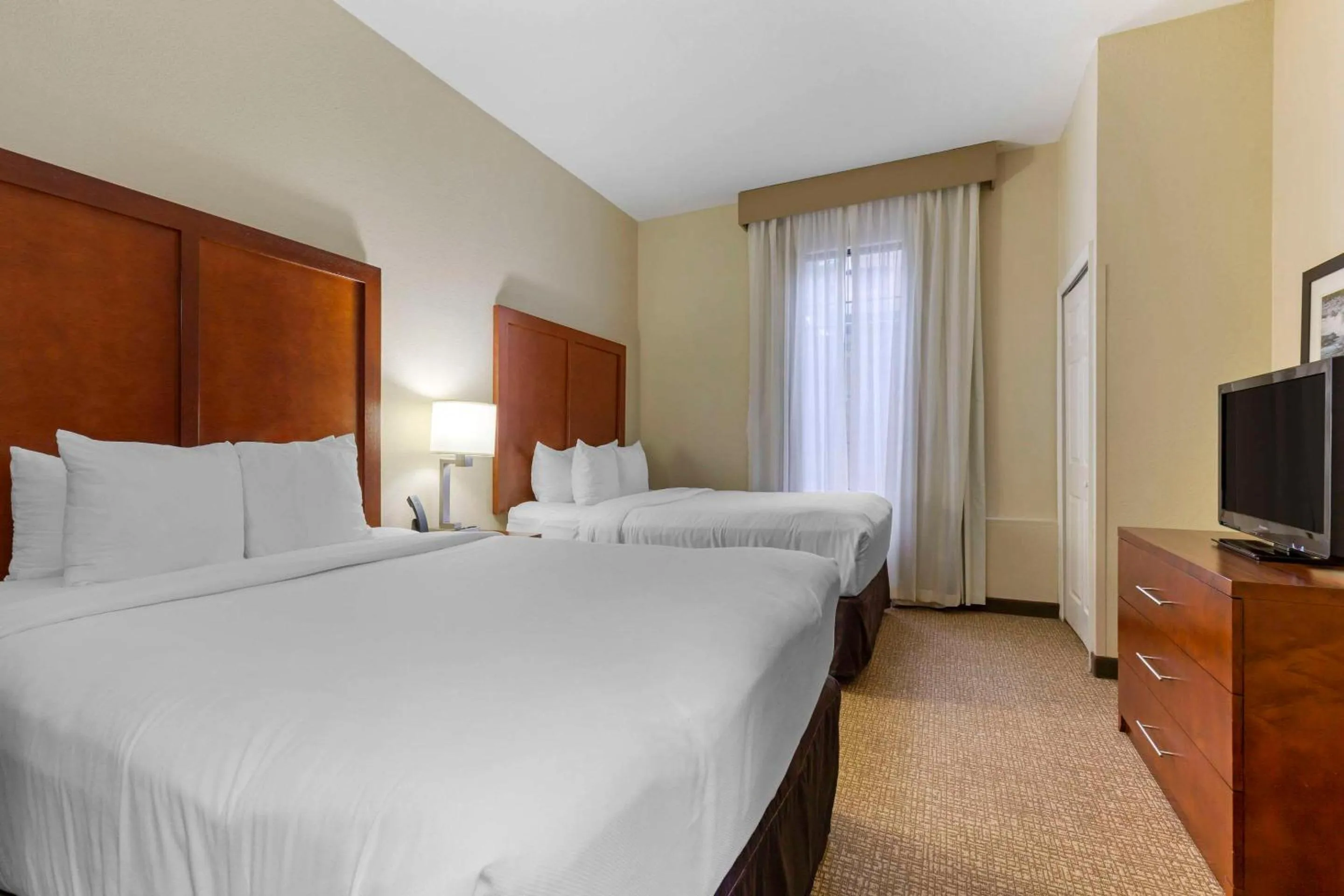 Bedroom, Bed in Comfort Suites Near Potomac Mills