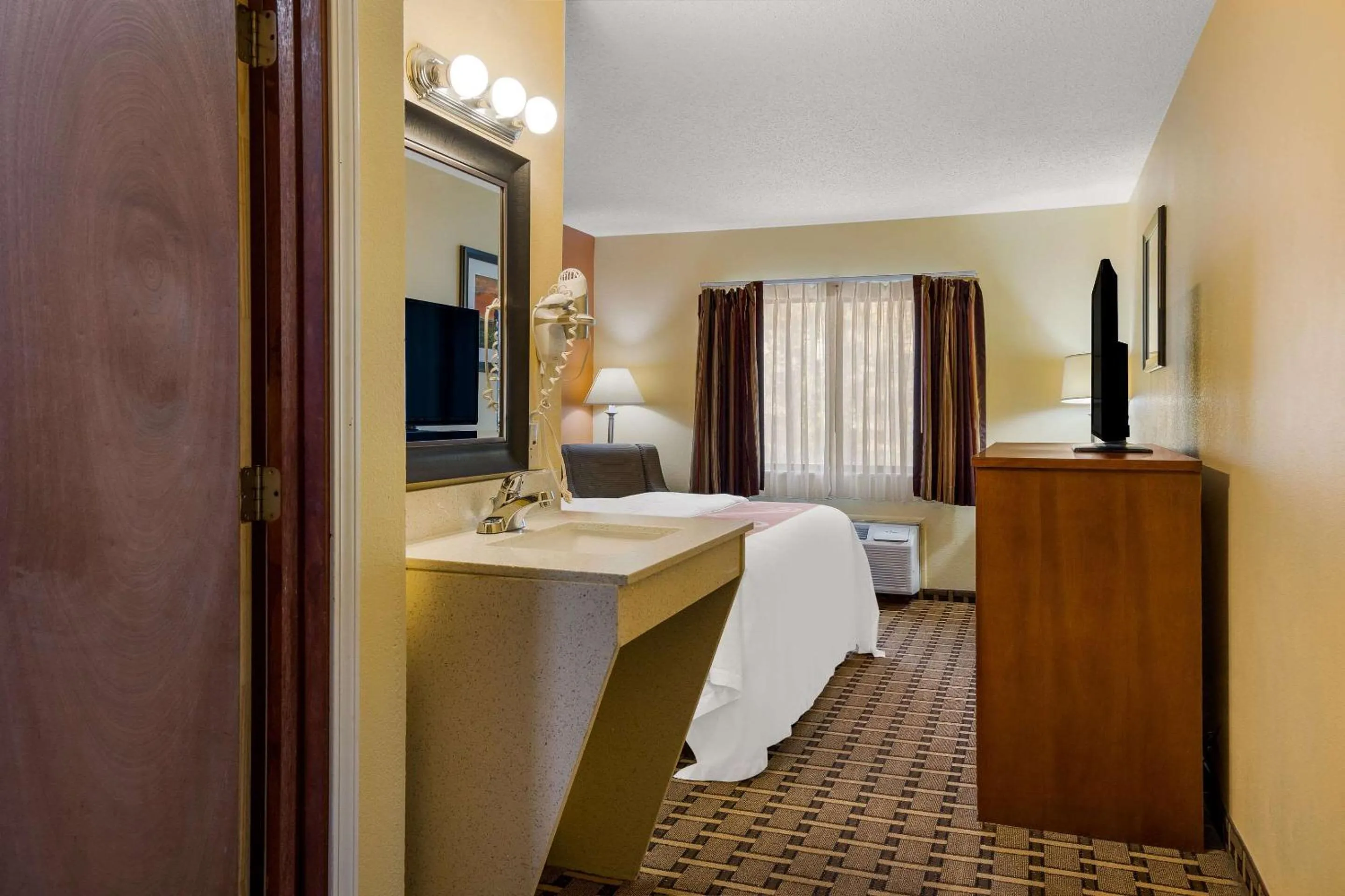 Bedroom, Bed in Quality Inn Ashland East