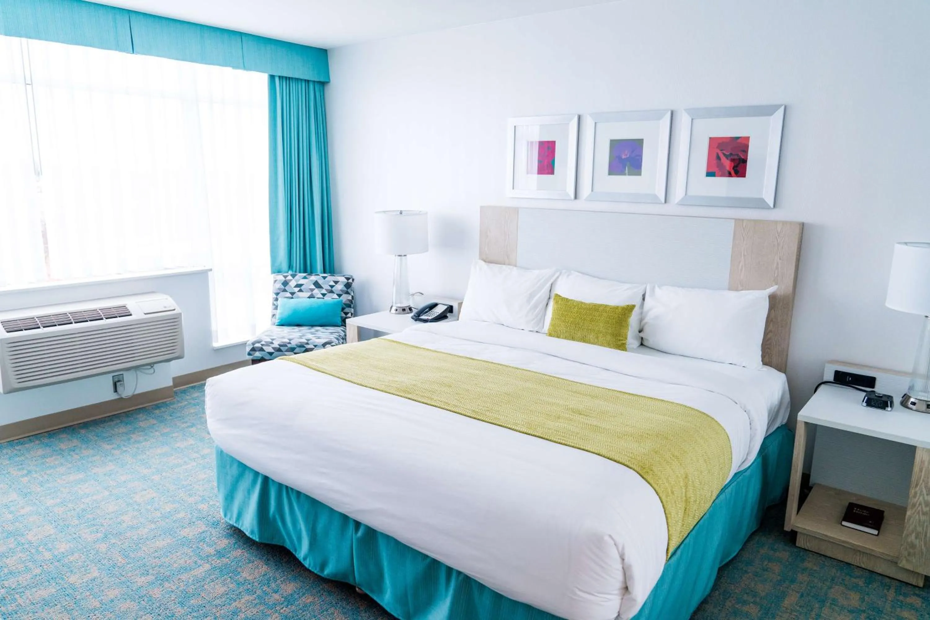 Bedroom, Bed in Coast Hotel & Convention Centre