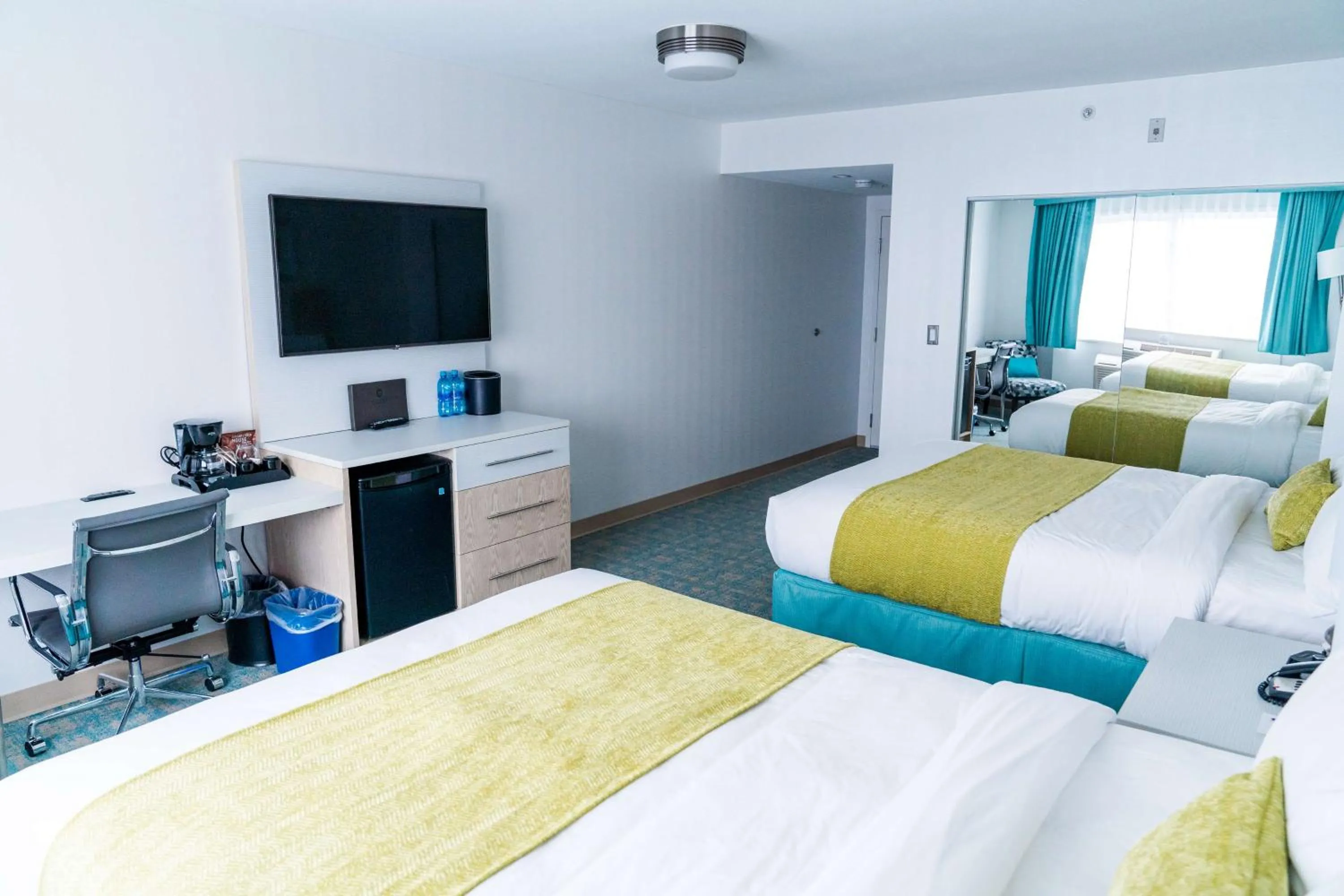 Bedroom, Bed in Coast Hotel & Convention Centre