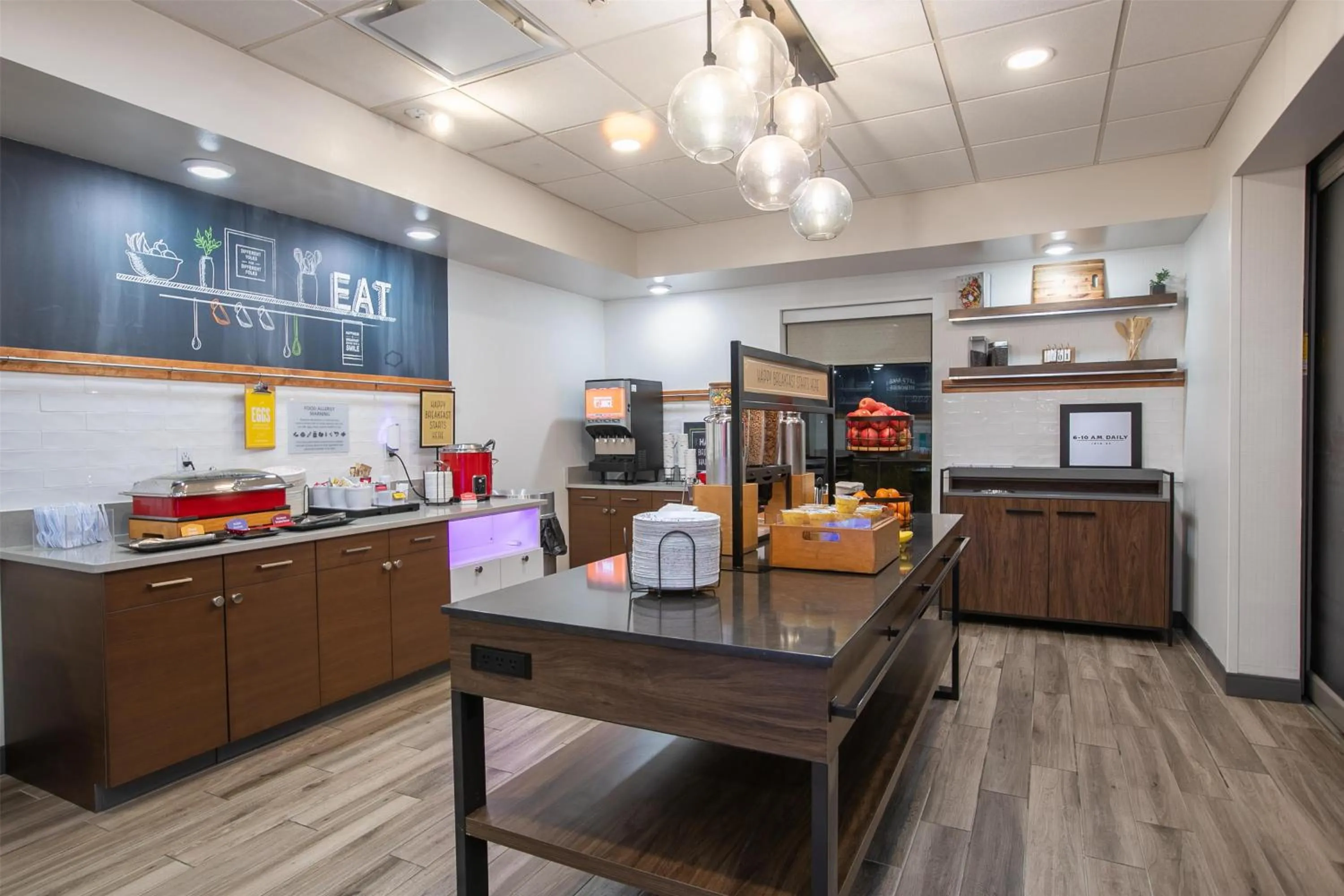 Breakfast in Hampton Inn & Suites Wilder