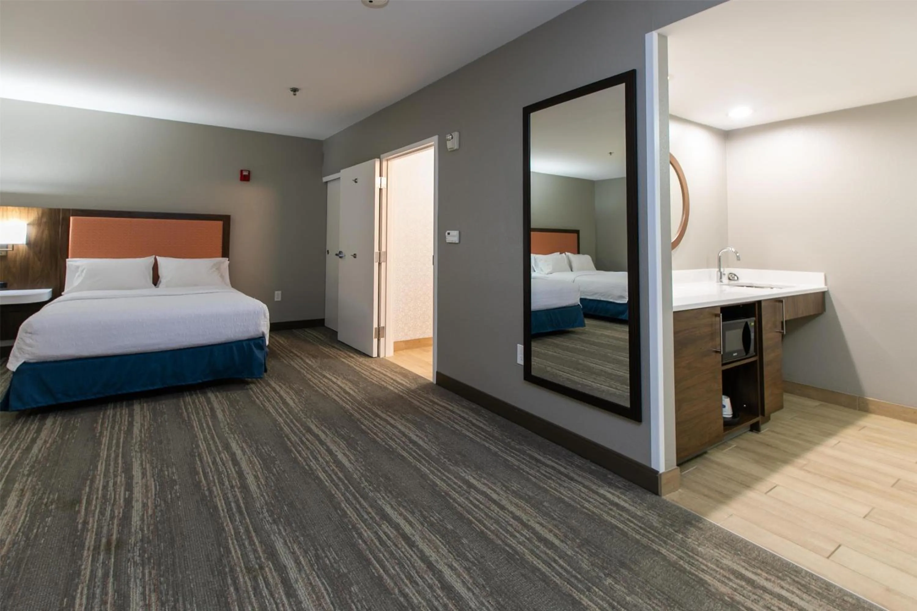 Bed in Hampton Inn & Suites Wilder