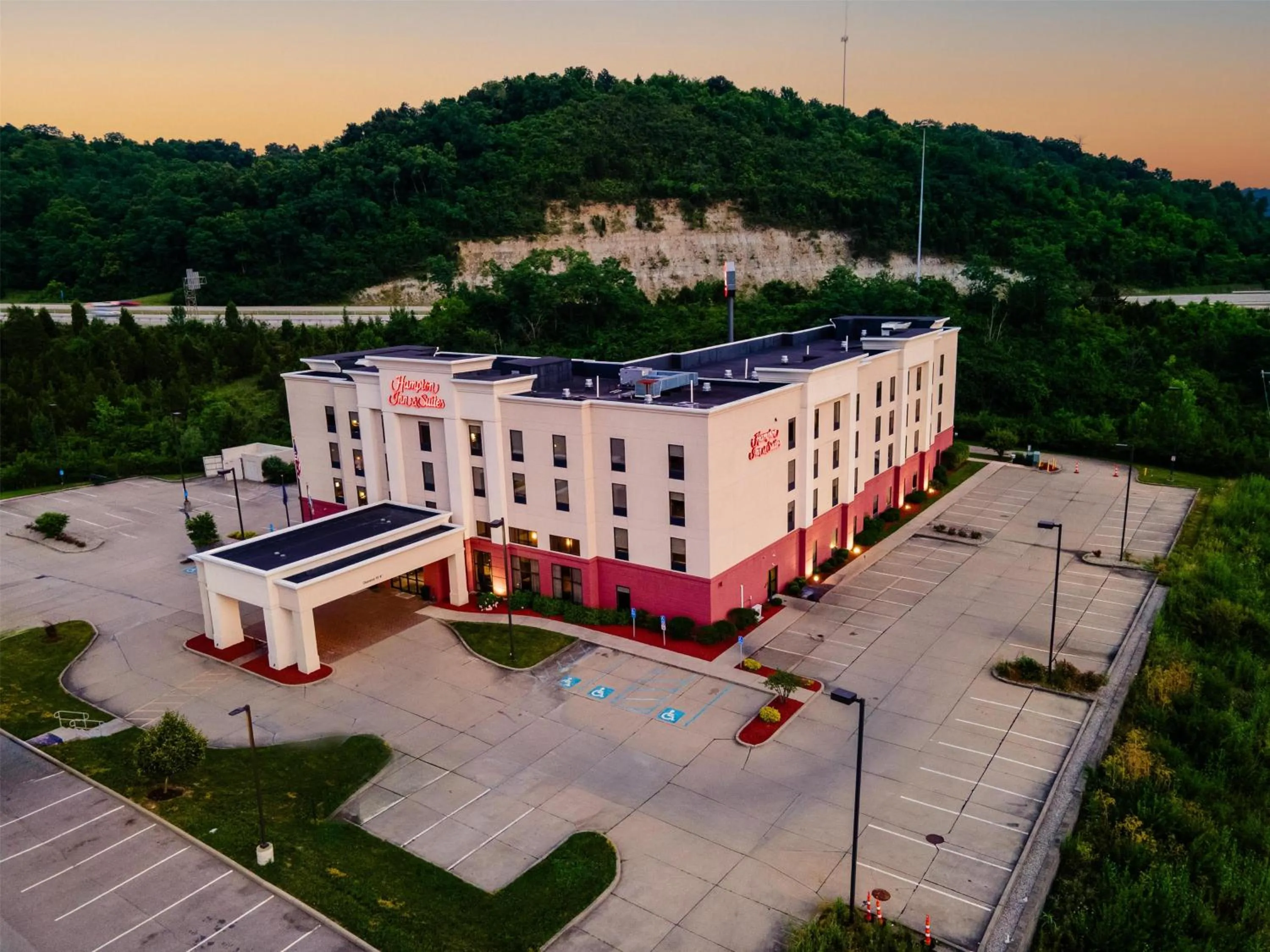 Property building in Hampton Inn & Suites Wilder