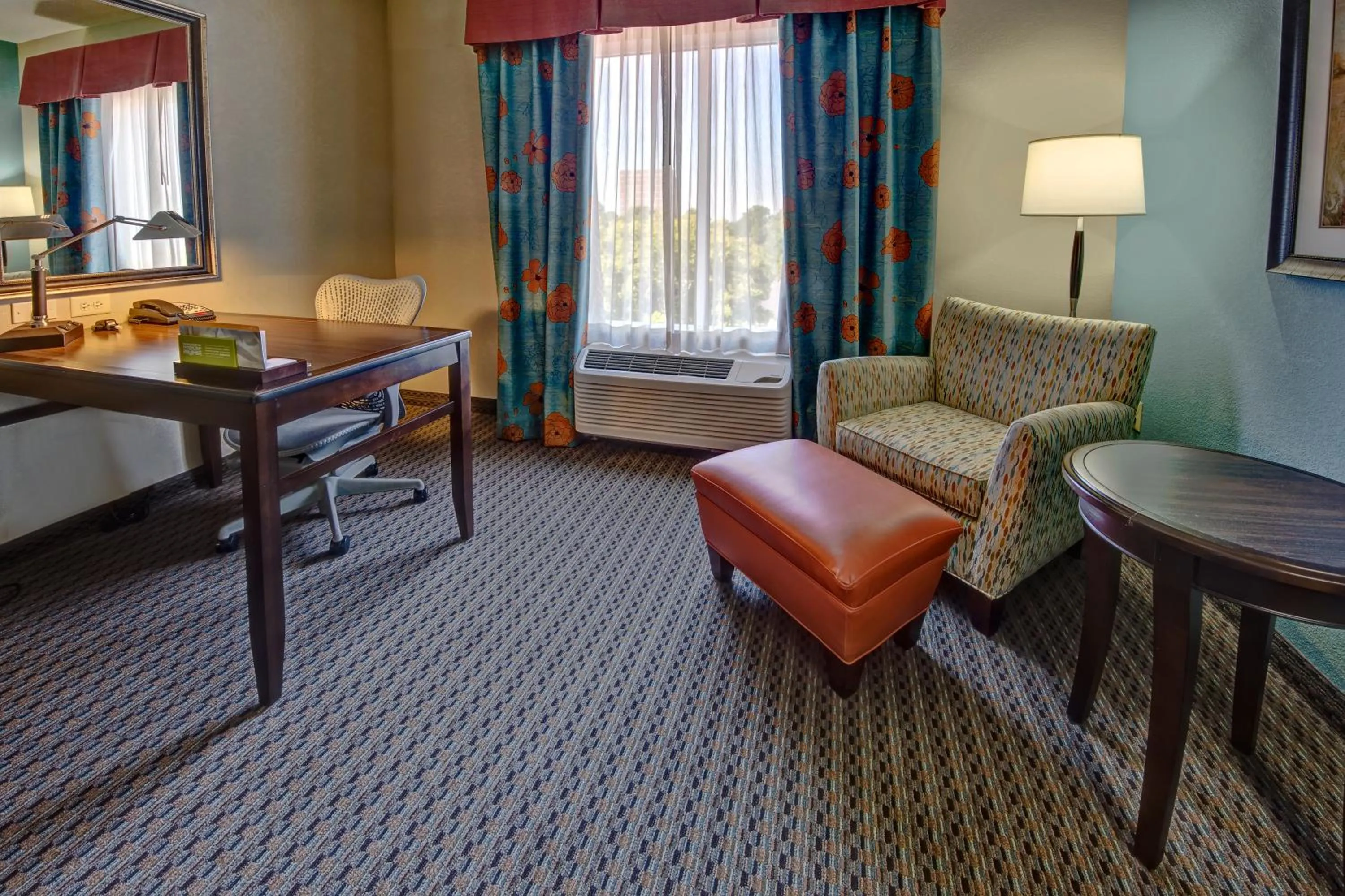 Living room, Bed in Hilton Garden Inn Midtown Tulsa