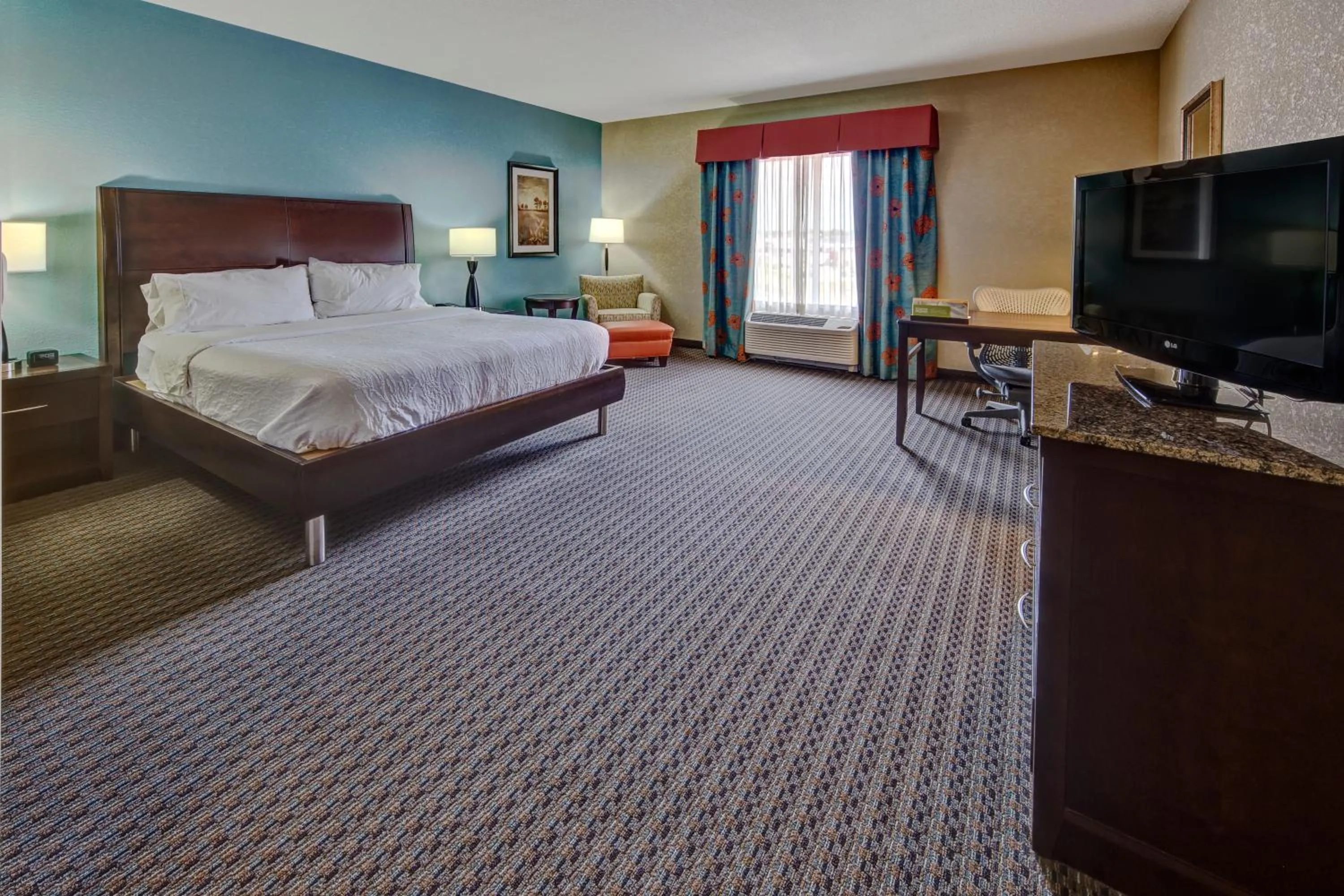 Photo of the whole room, Bed in Hilton Garden Inn Midtown Tulsa