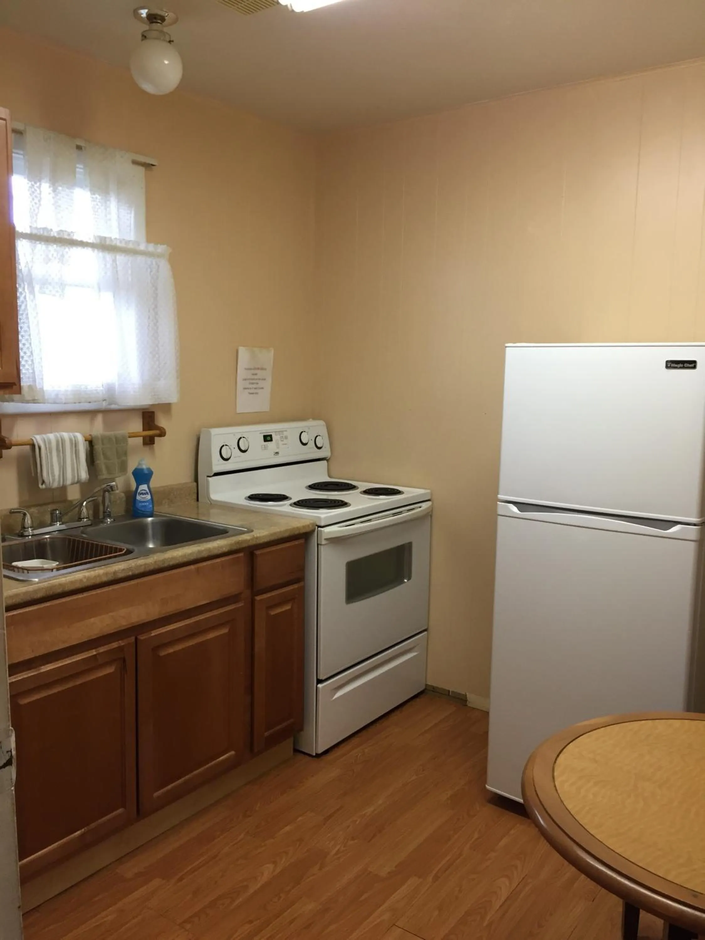 Kitchen or kitchenette in Z Bar Motel