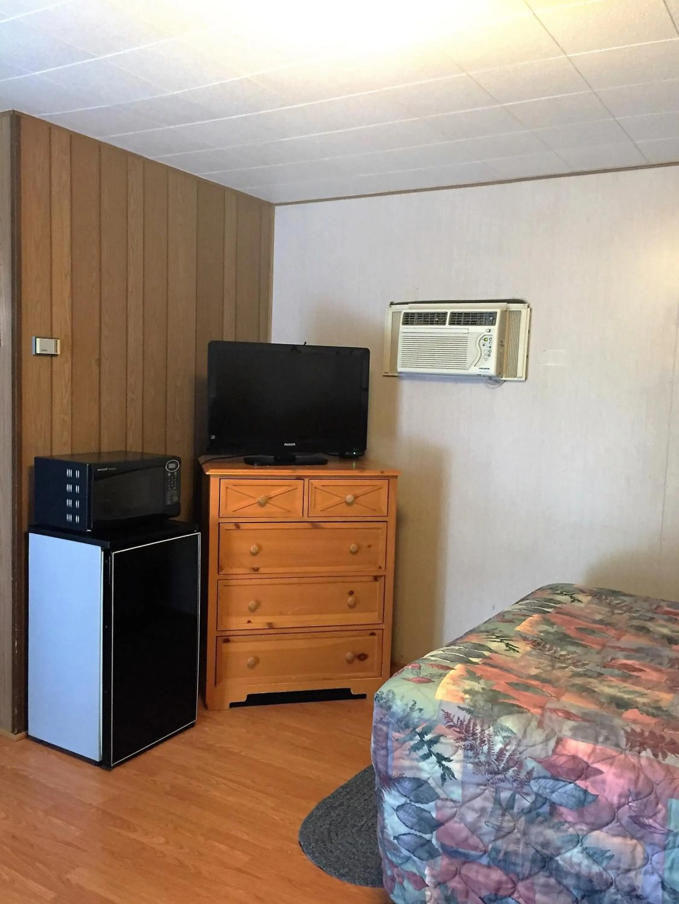 TV and multimedia in Z Bar Motel