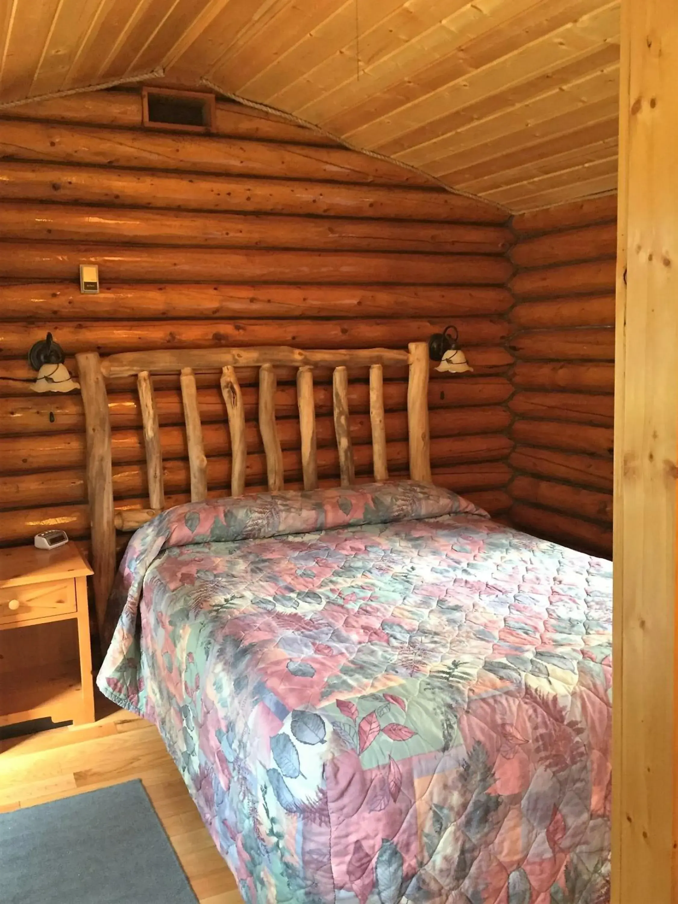 Queen Cabin - Pet Free in Z Bar Motel Queen Cabin - Pet Free in Z Bar Motel