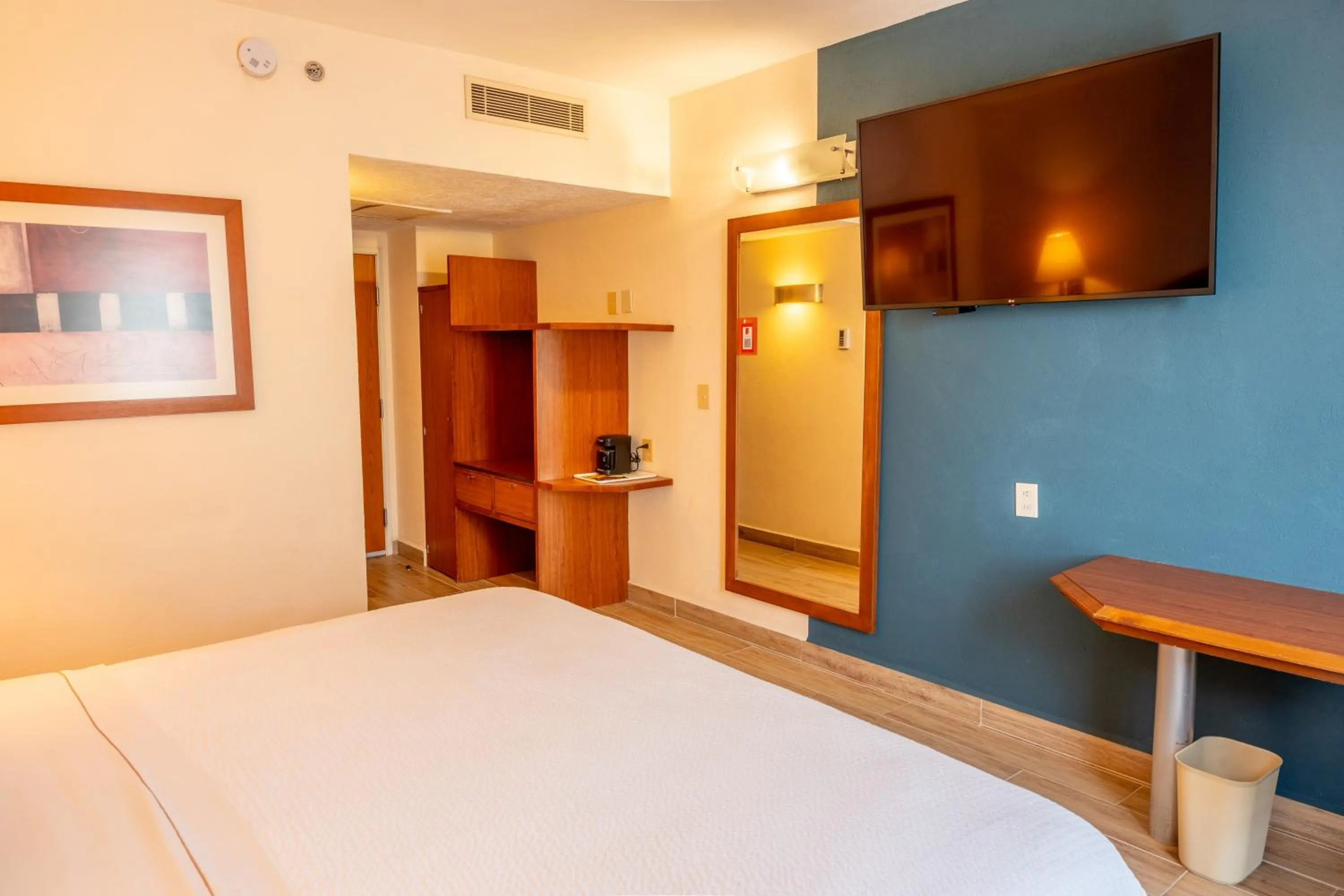 Communal lounge/ TV room, Bed in Fiesta Inn Poza Rica