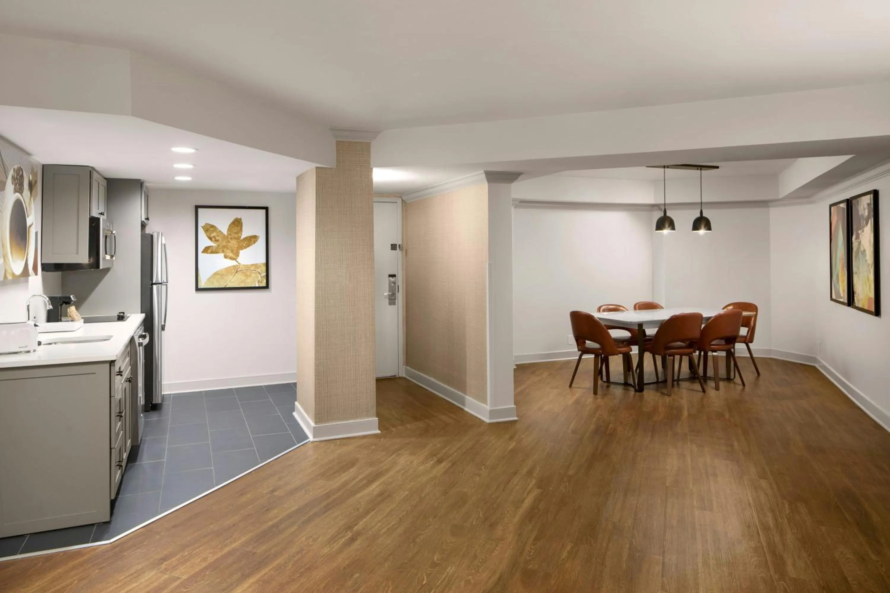 Photo of the whole room in Four Points by Sheraton Richmond Airport