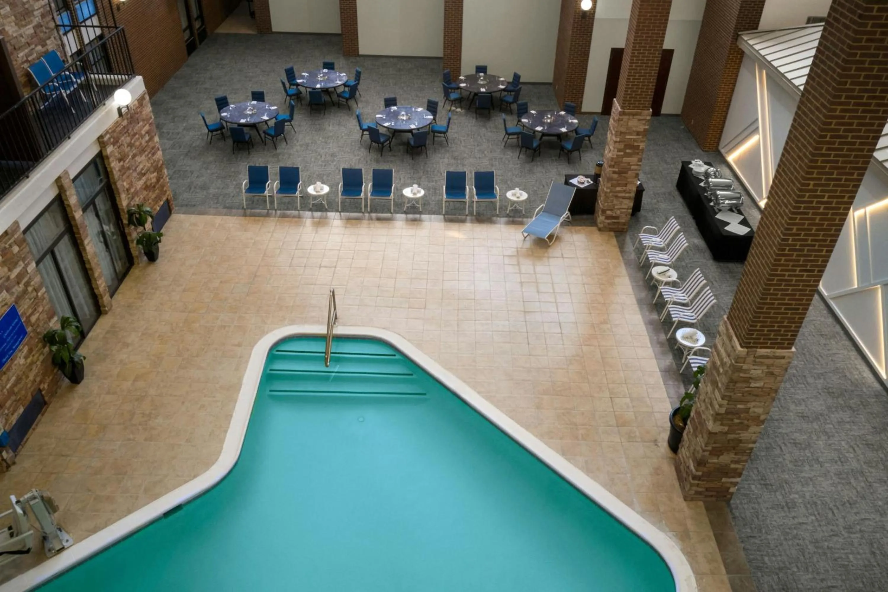 Swimming pool in Four Points by Sheraton Richmond Airport