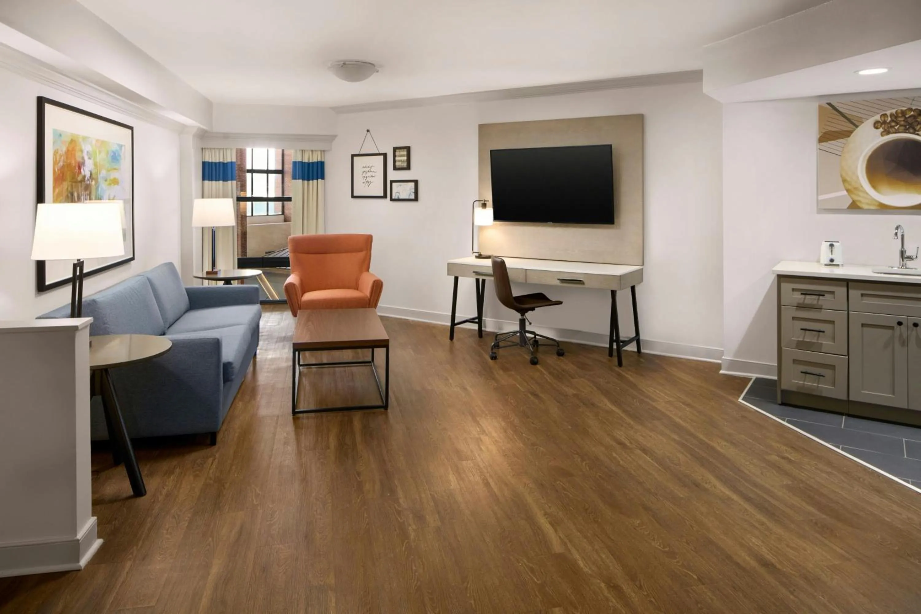 Living room in Four Points by Sheraton Richmond Airport