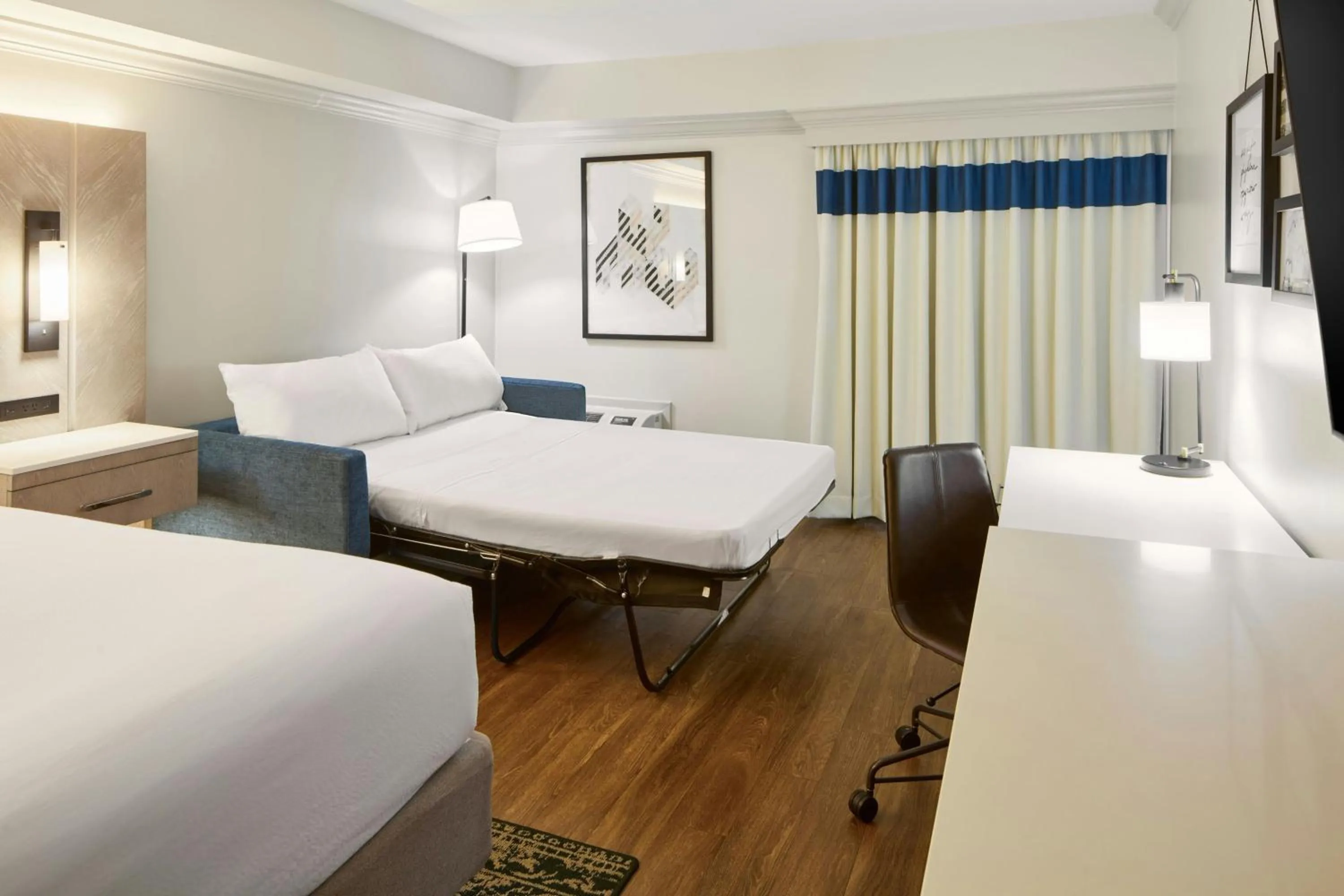 Photo of the whole room, Bed in Four Points by Sheraton Richmond Airport