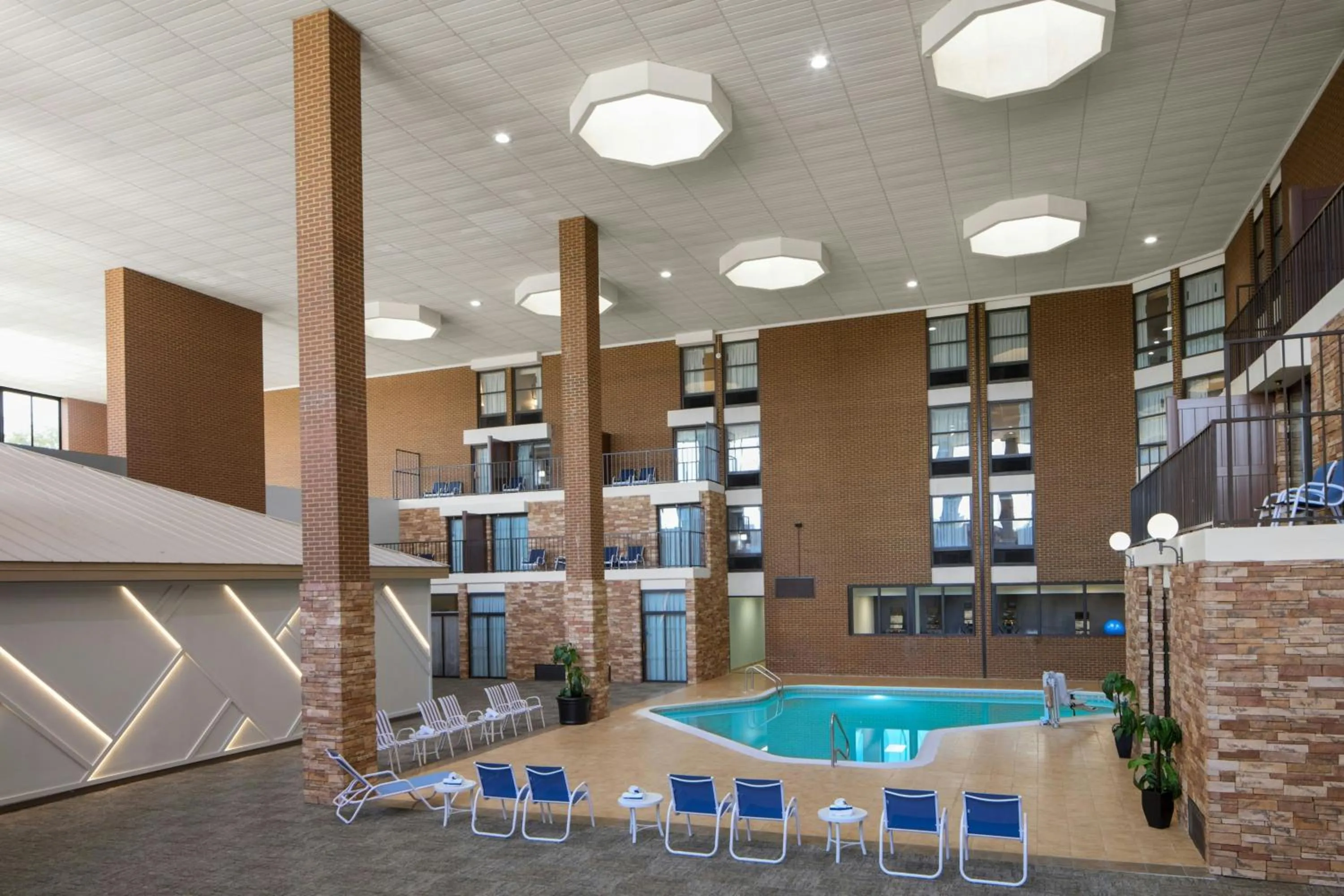 Swimming pool in Four Points by Sheraton Richmond Airport