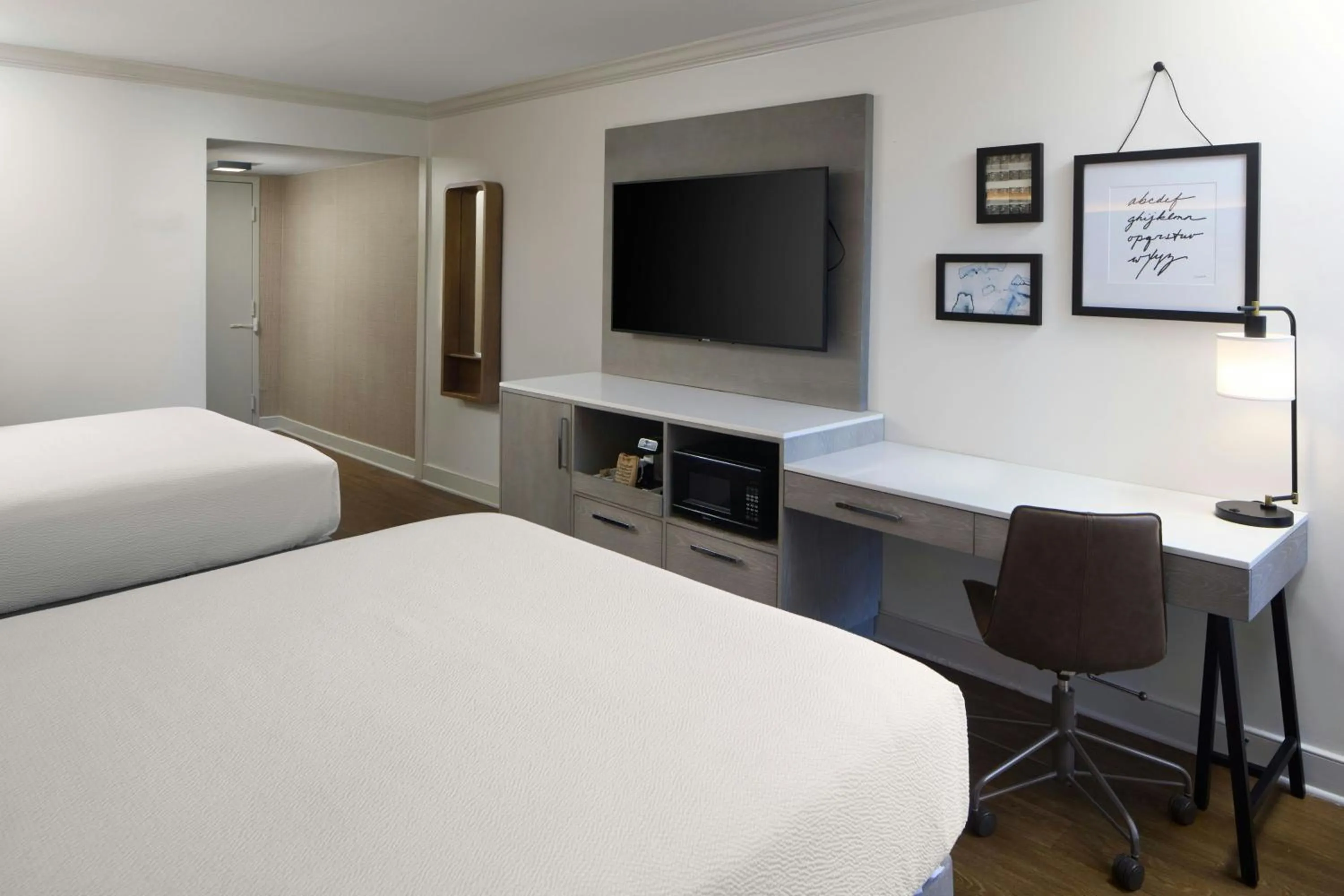 Photo of the whole room, Bed in Four Points by Sheraton Richmond Airport