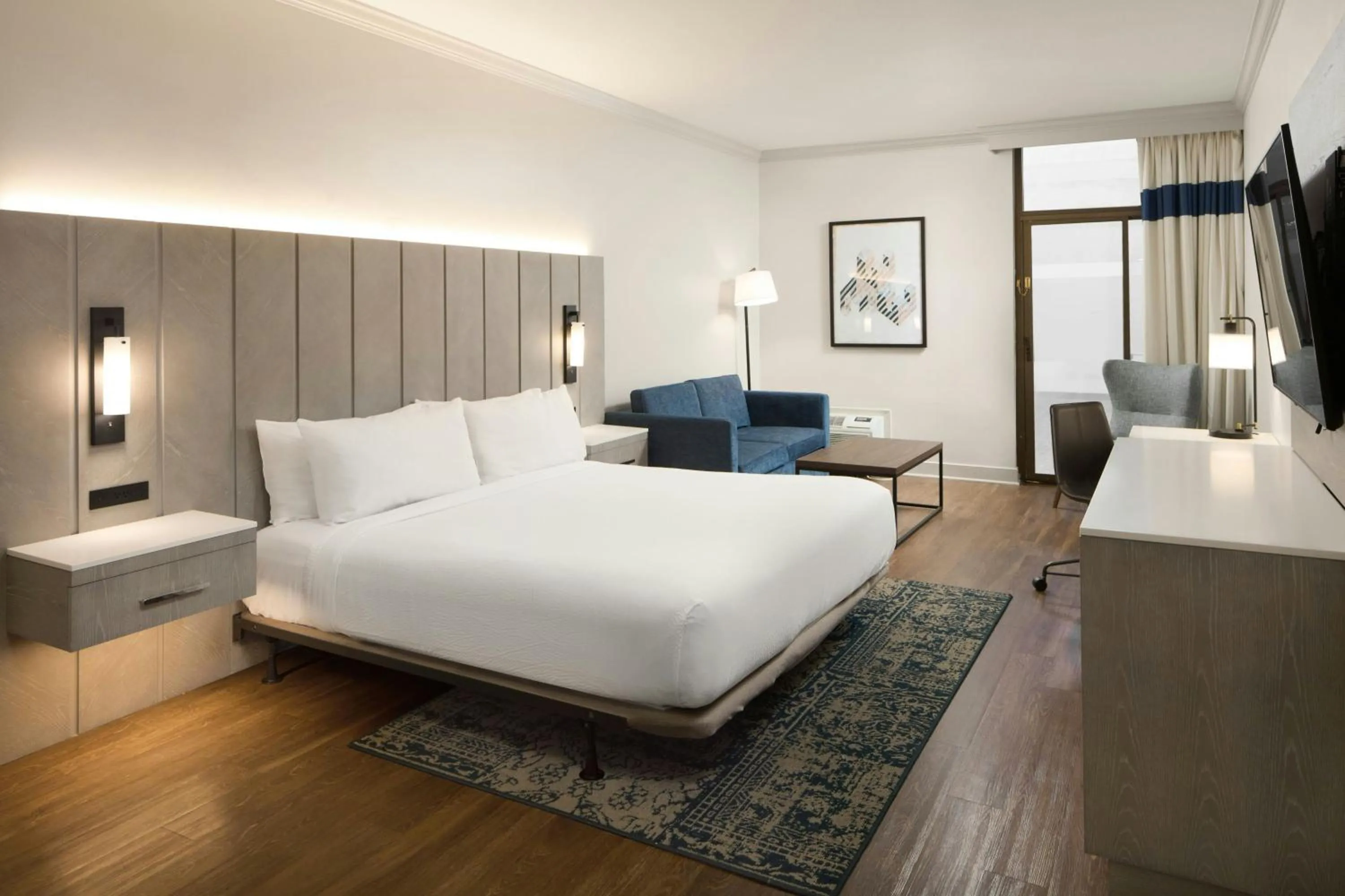 Photo of the whole room, Bed in Four Points by Sheraton Richmond Airport