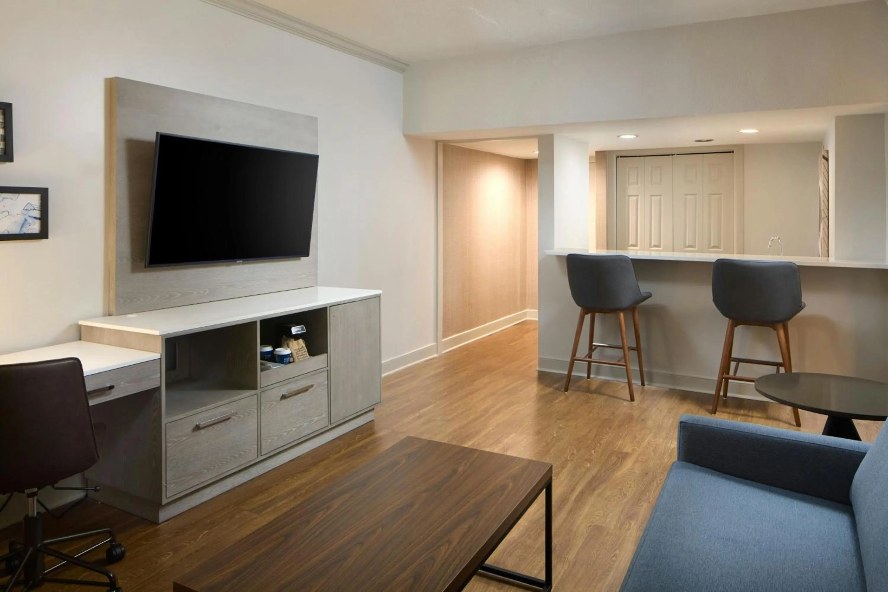 Living room in Four Points by Sheraton Richmond Airport