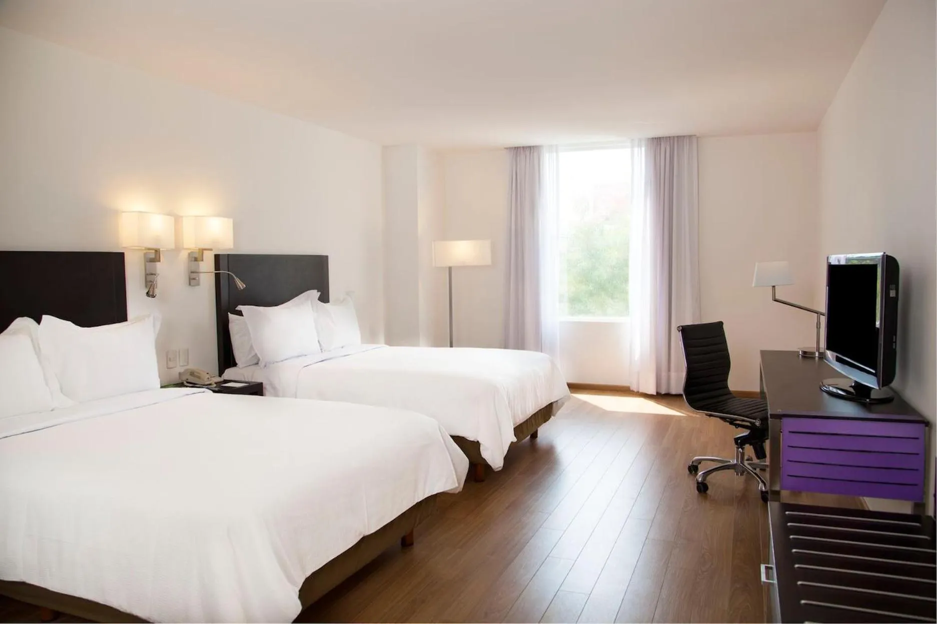 Photo of the whole room, Bed in Fiesta Inn Express Naucalpan