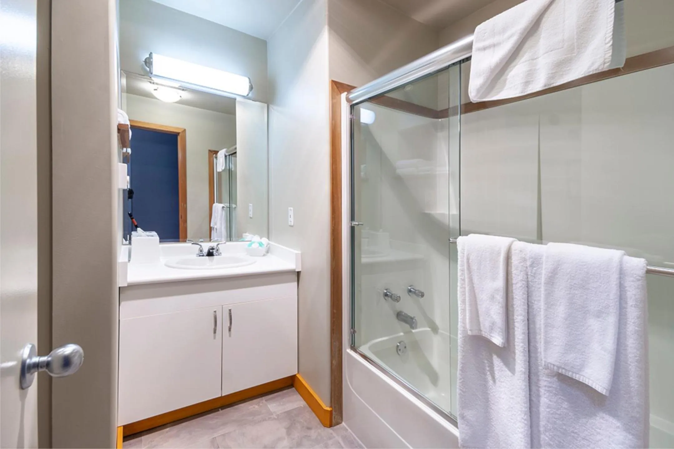 Shower in Himwitsa Lodge