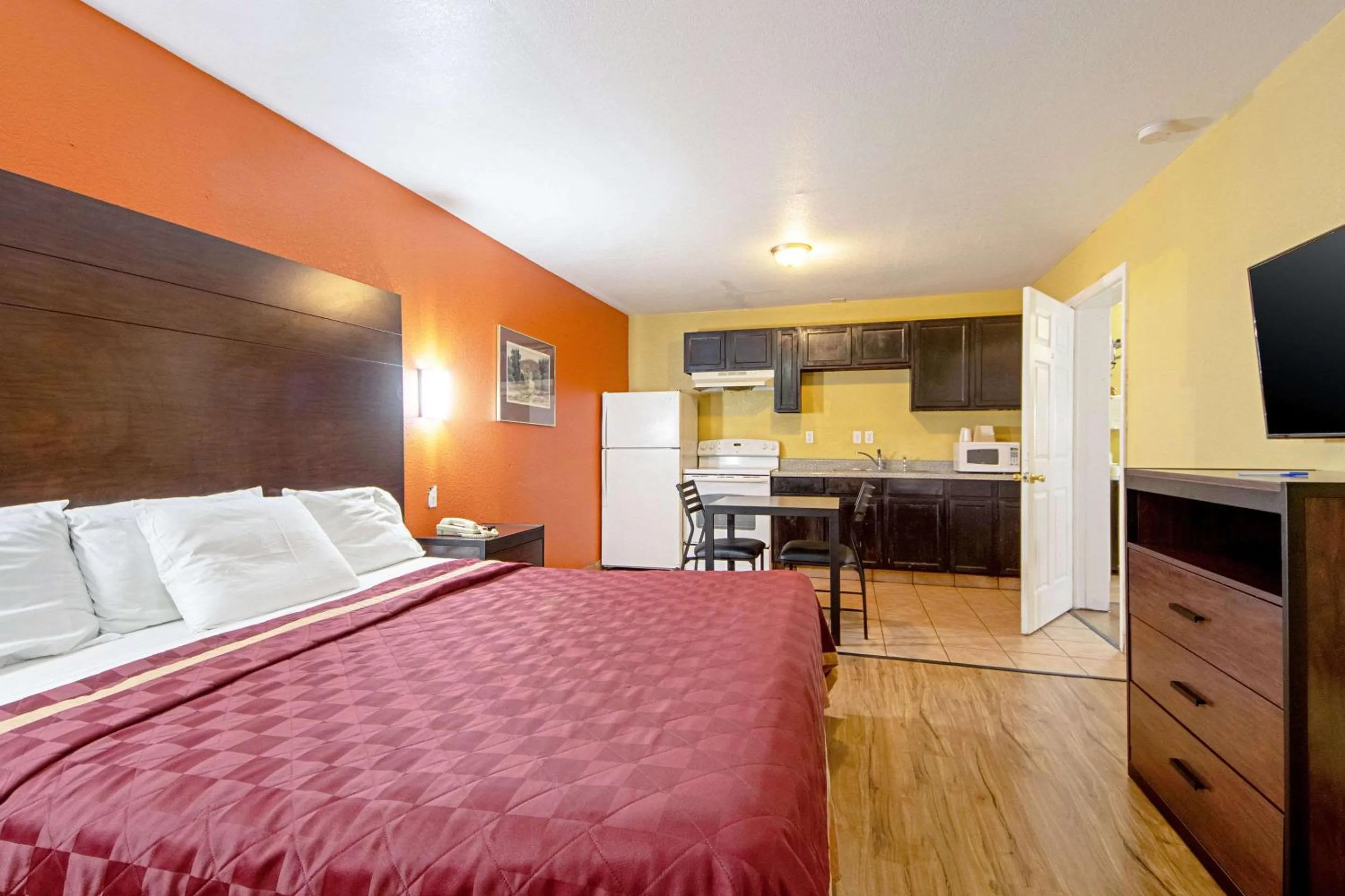 Photo of the whole room, Bed in Economy Inn & Suites