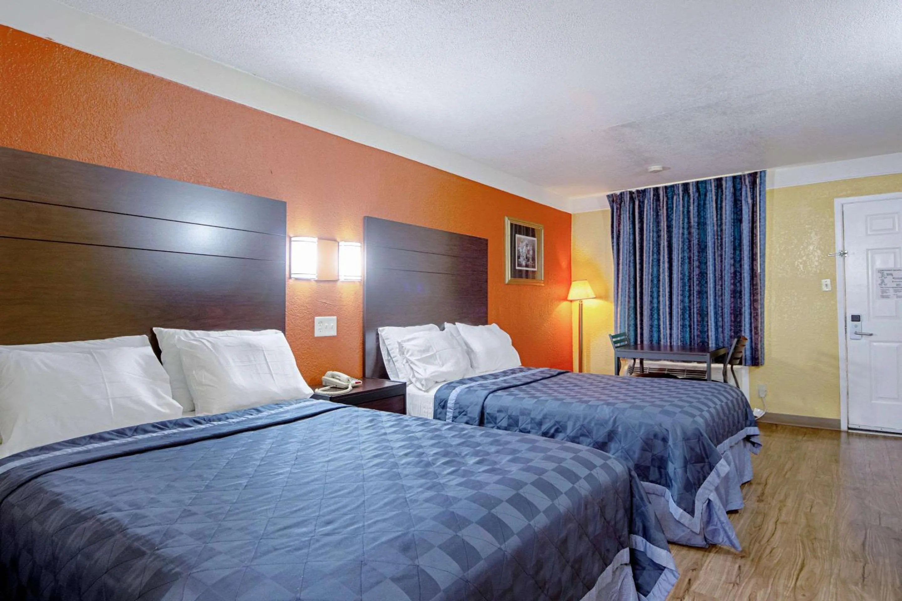 Photo of the whole room, Bed in Economy Inn & Suites