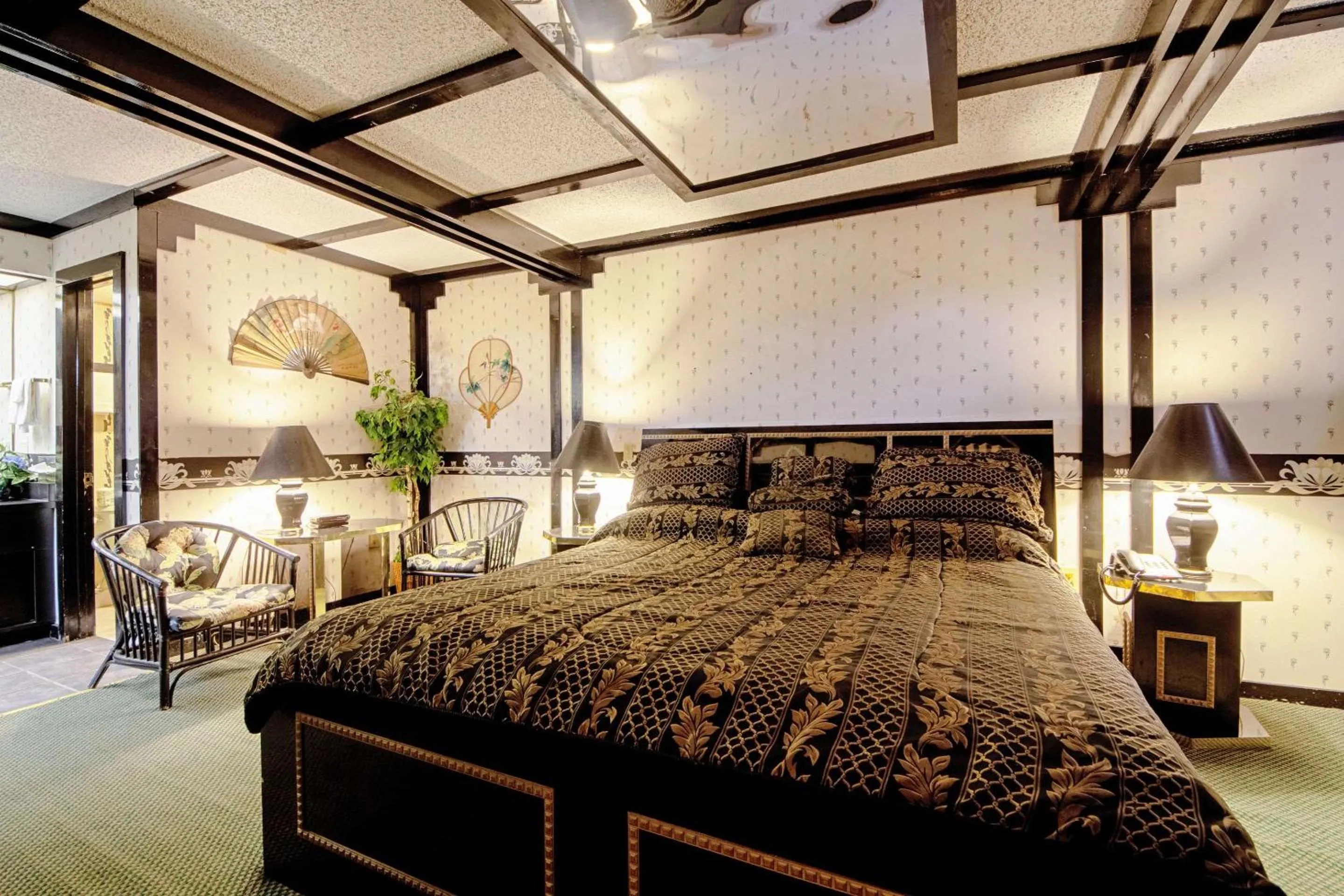 Photo of the whole room, Bed in Economy Inn & Suites