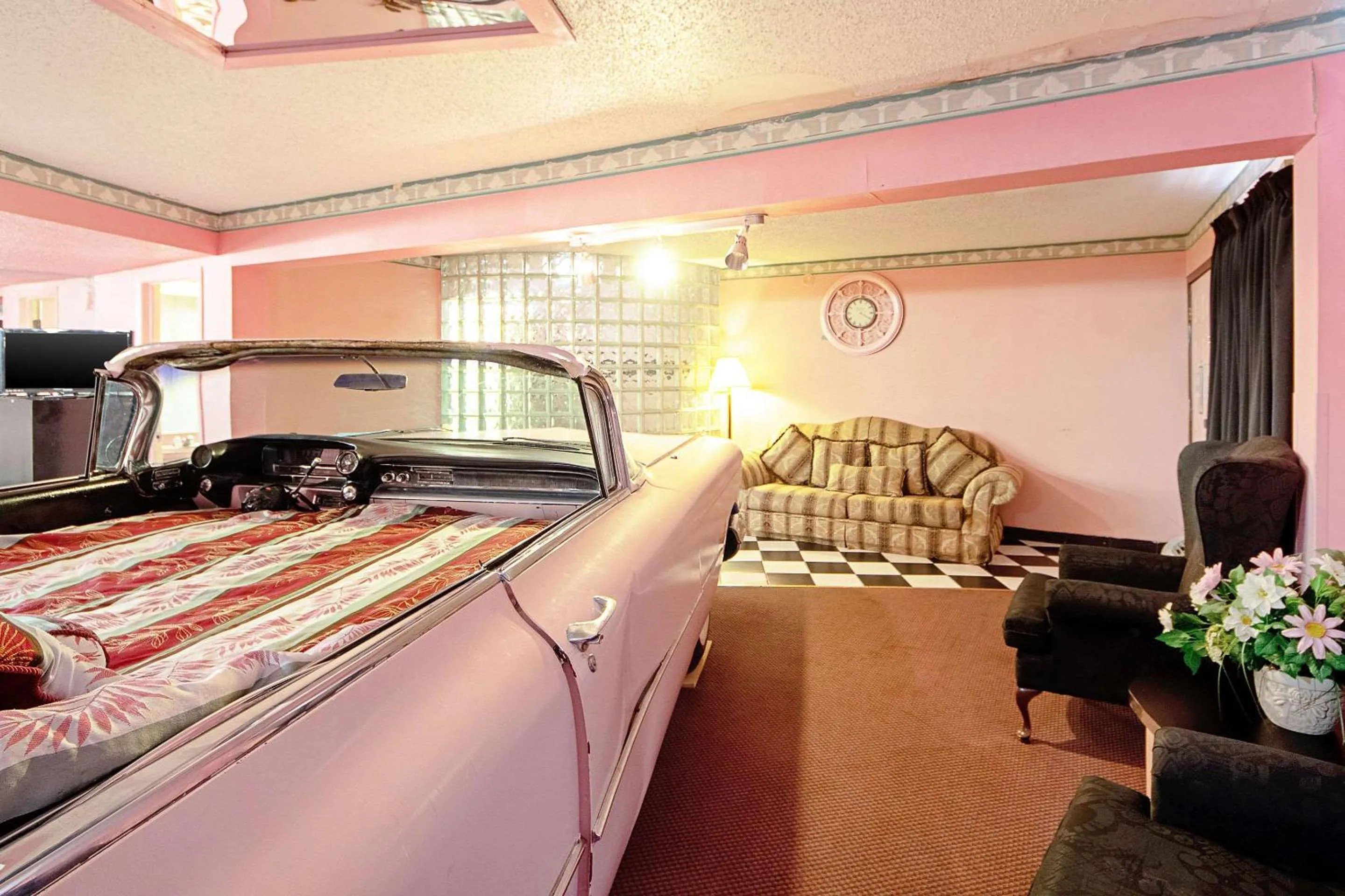 Photo of the whole room, Bed in Economy Inn & Suites