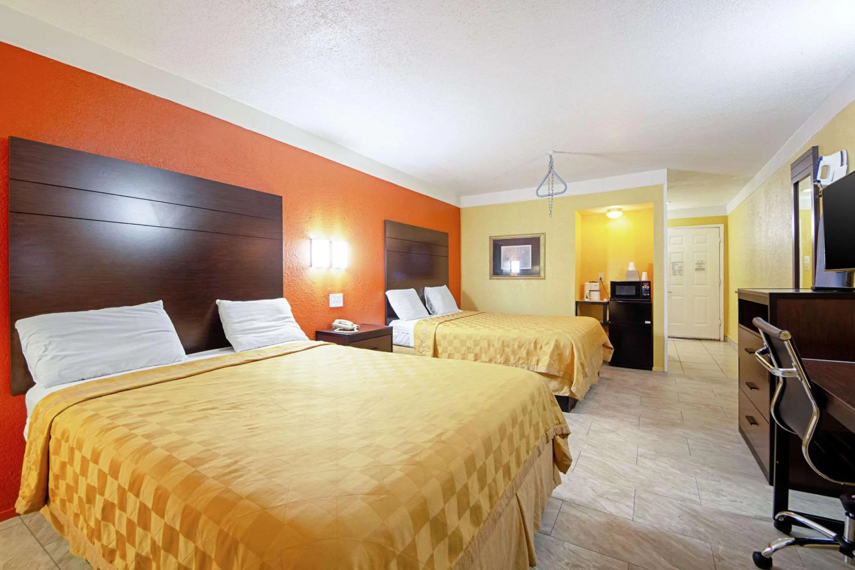 Photo of the whole room, Bed in Economy Inn & Suites