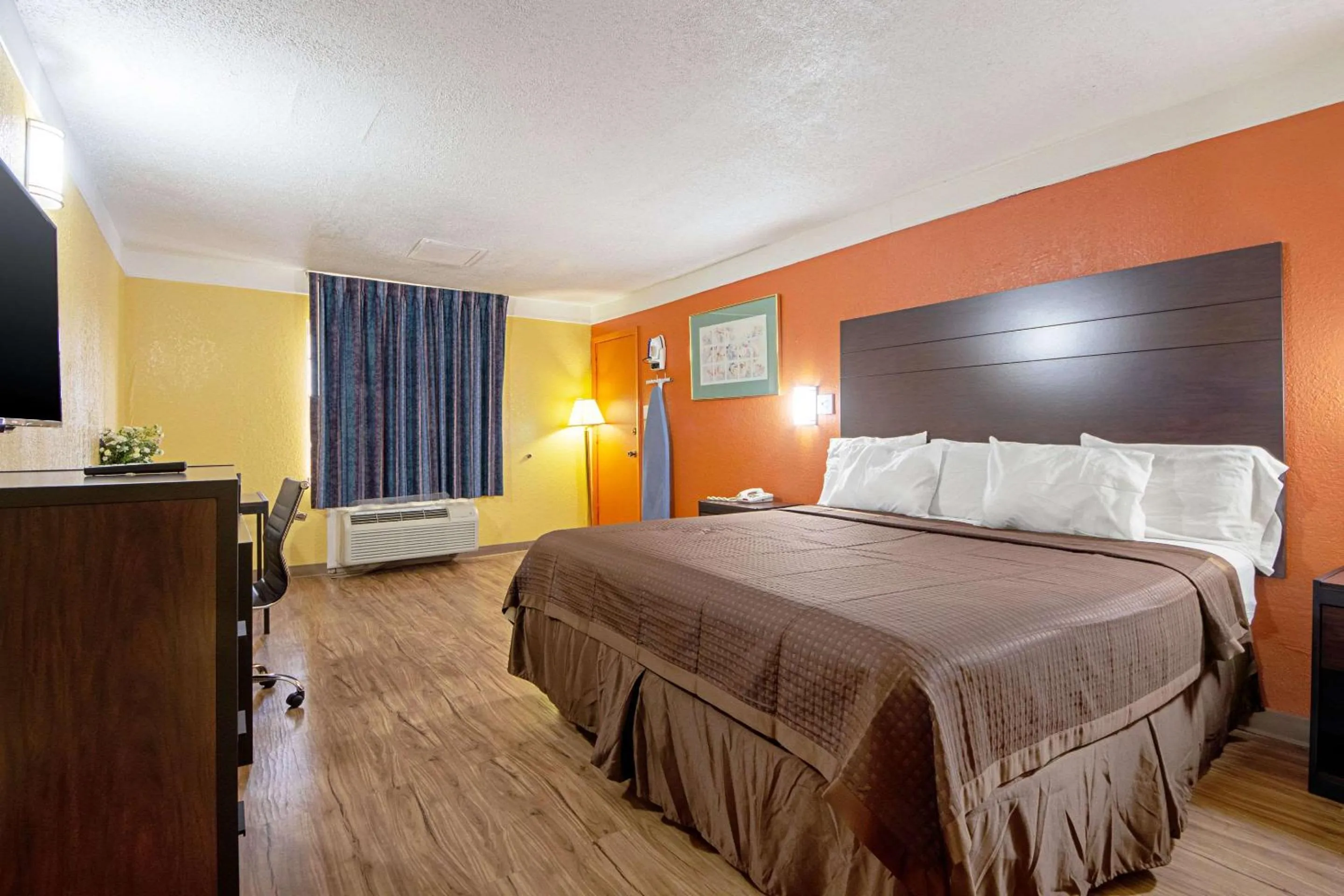 Photo of the whole room, Bed in Economy Inn & Suites