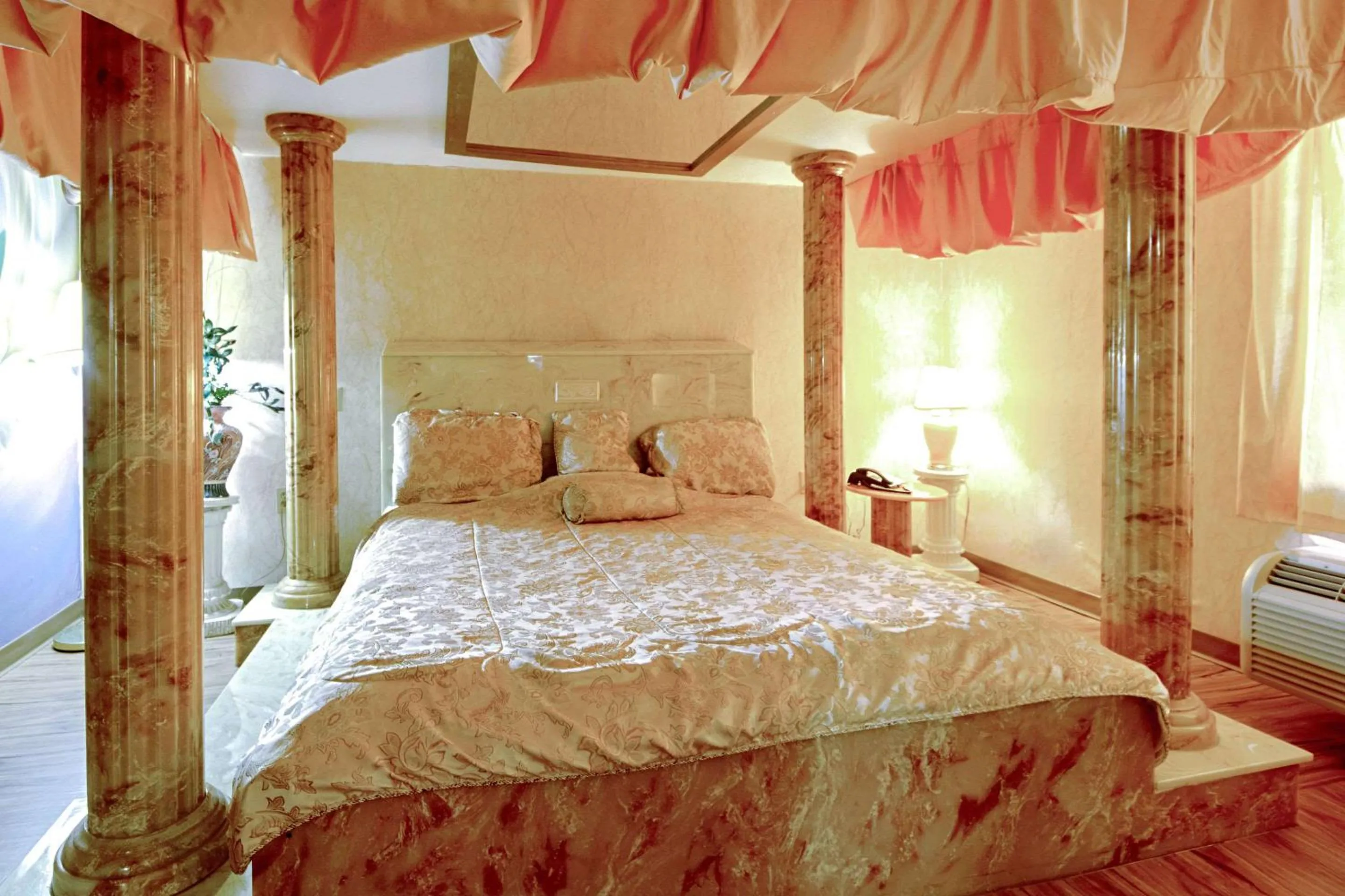 Photo of the whole room, Bed in Economy Inn & Suites