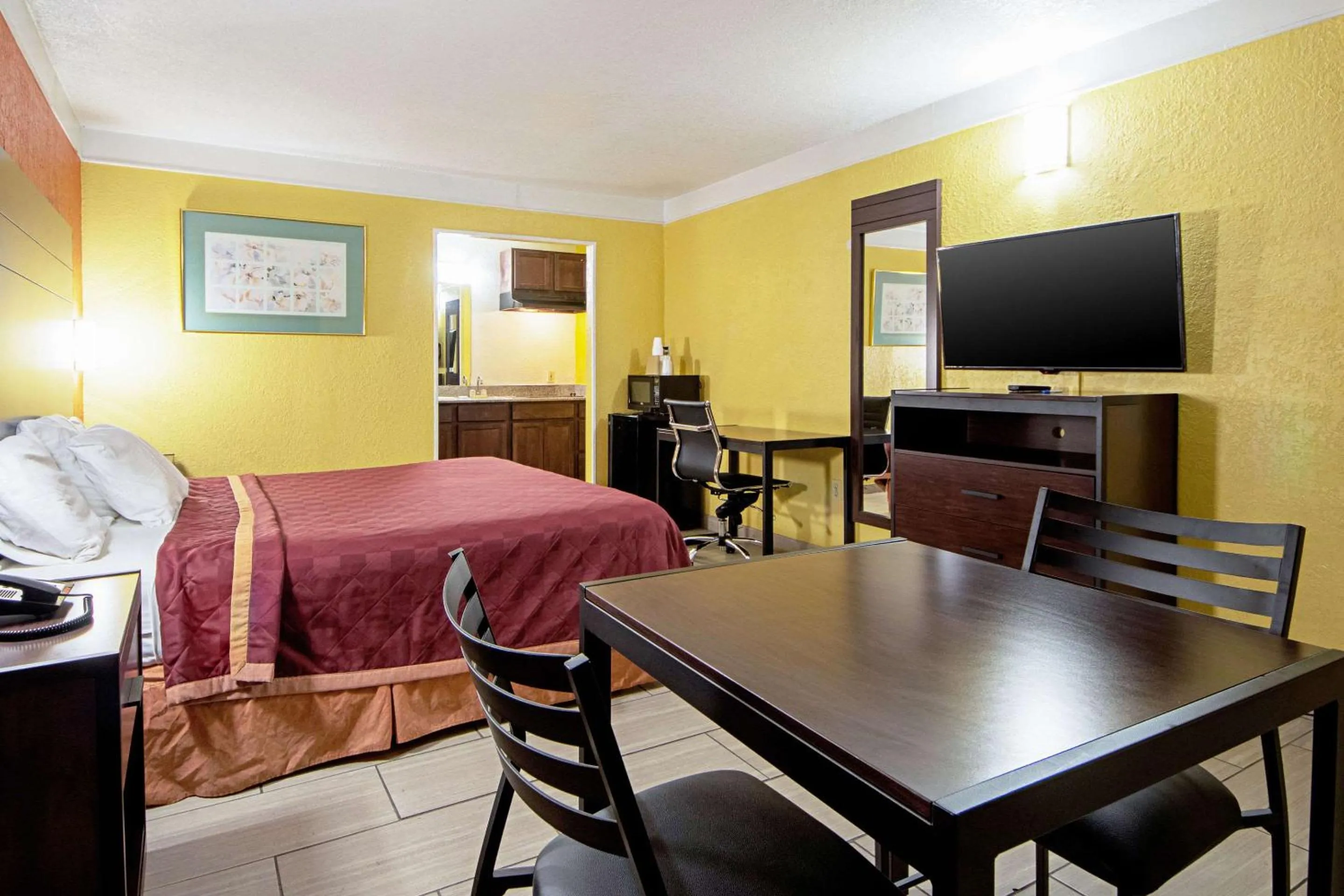 Photo of the whole room, Bed in Economy Inn & Suites