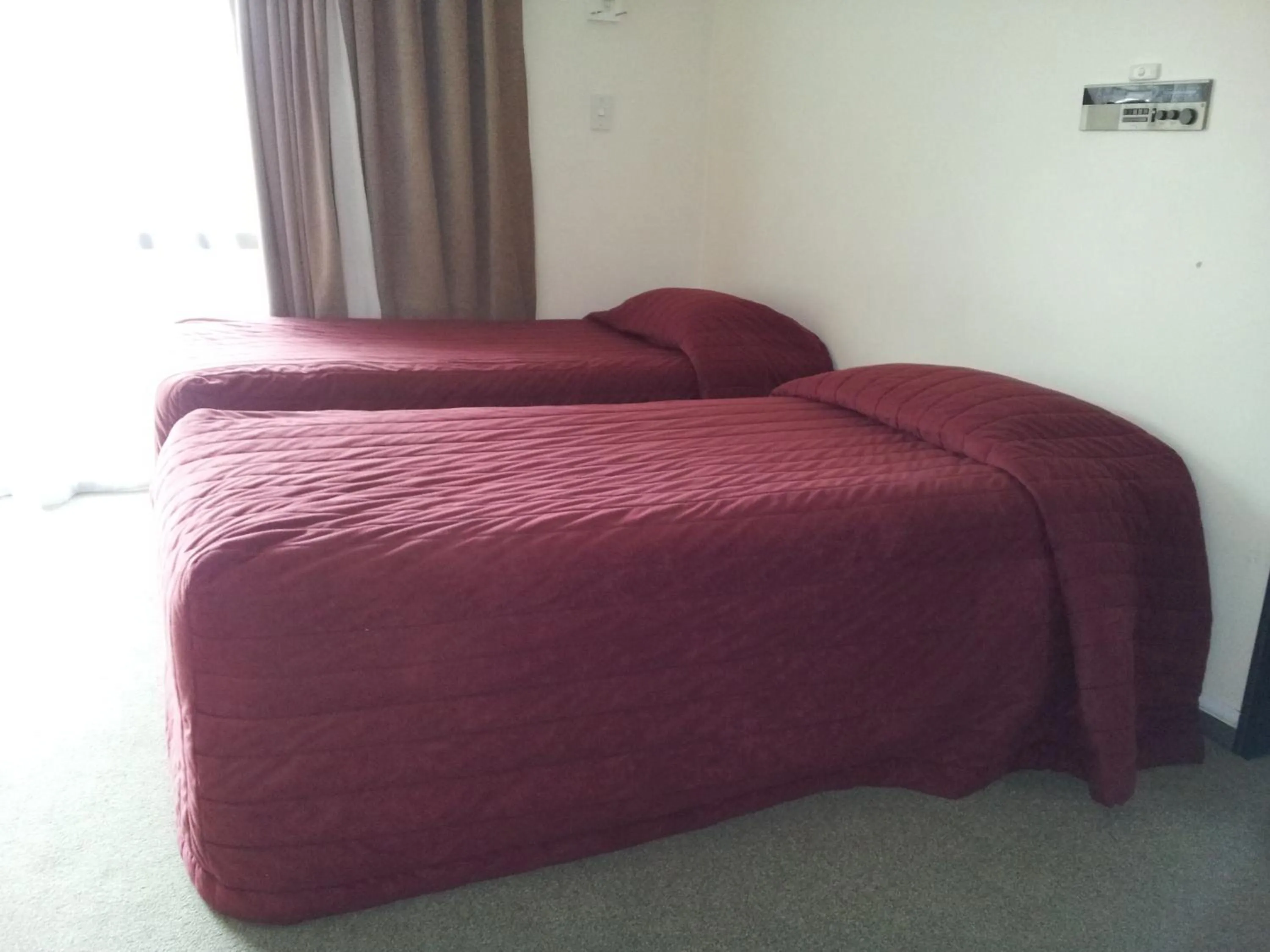 Bed in Ace High Motor Inn