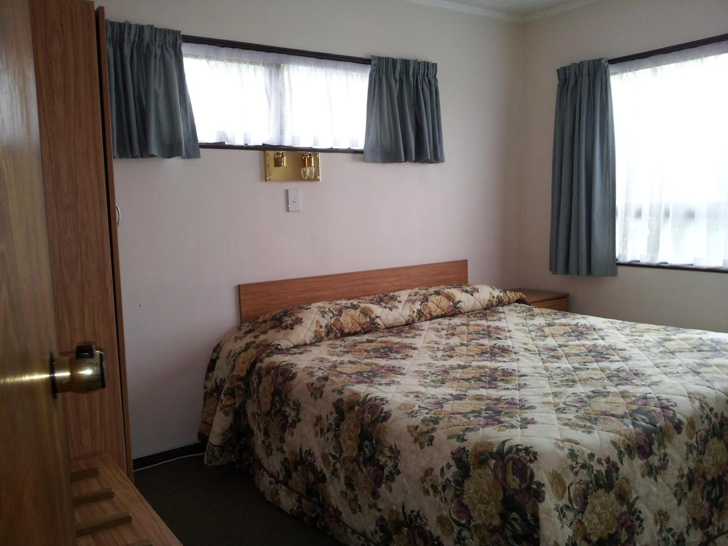 Bed in Ace High Motor Inn