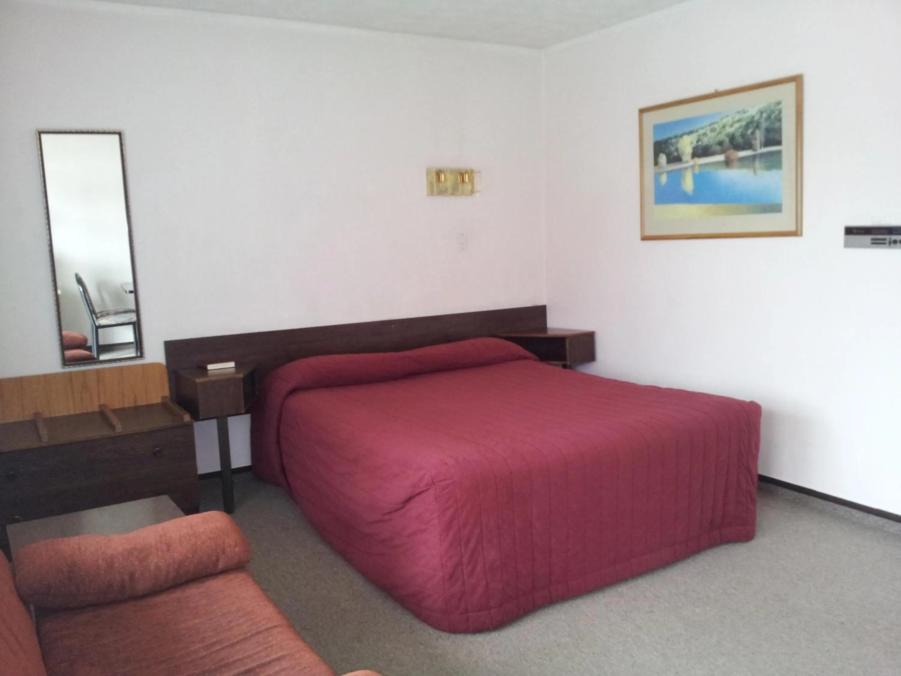 Bed in Ace High Motor Inn