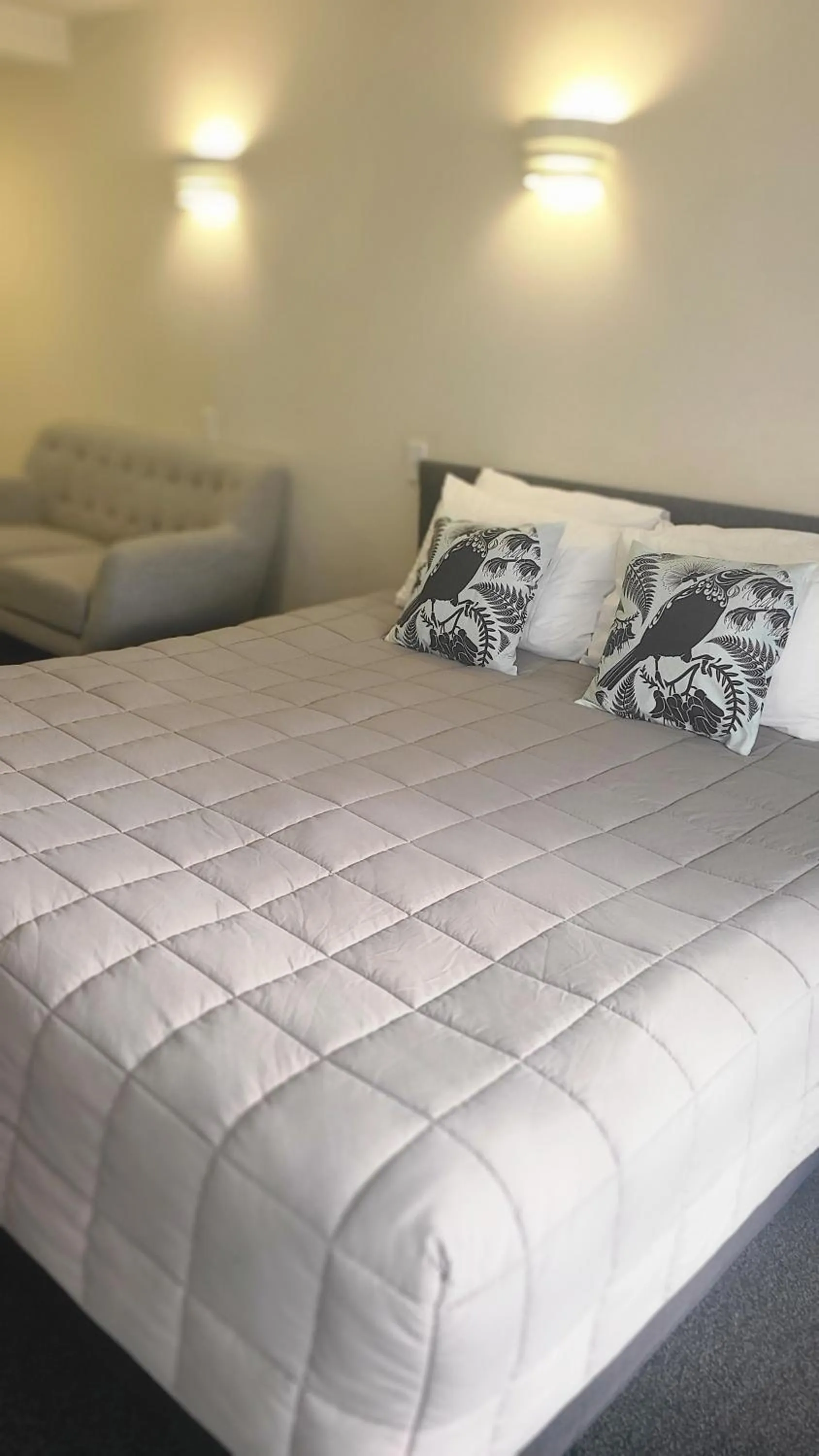 Bed in BK's Fountain Court Motel