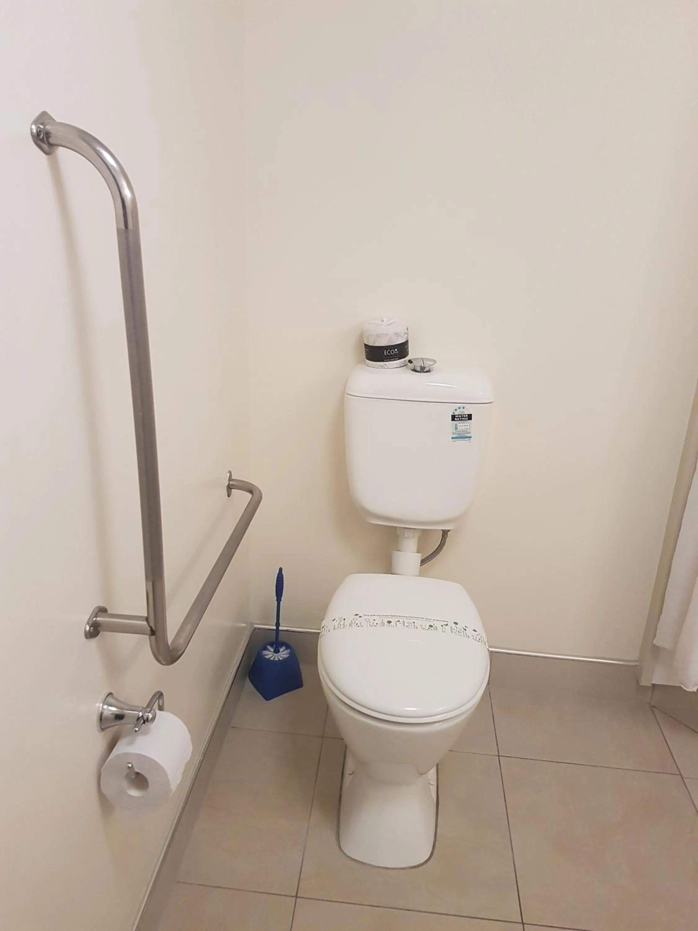 Bathroom in BK's Fountain Court Motel