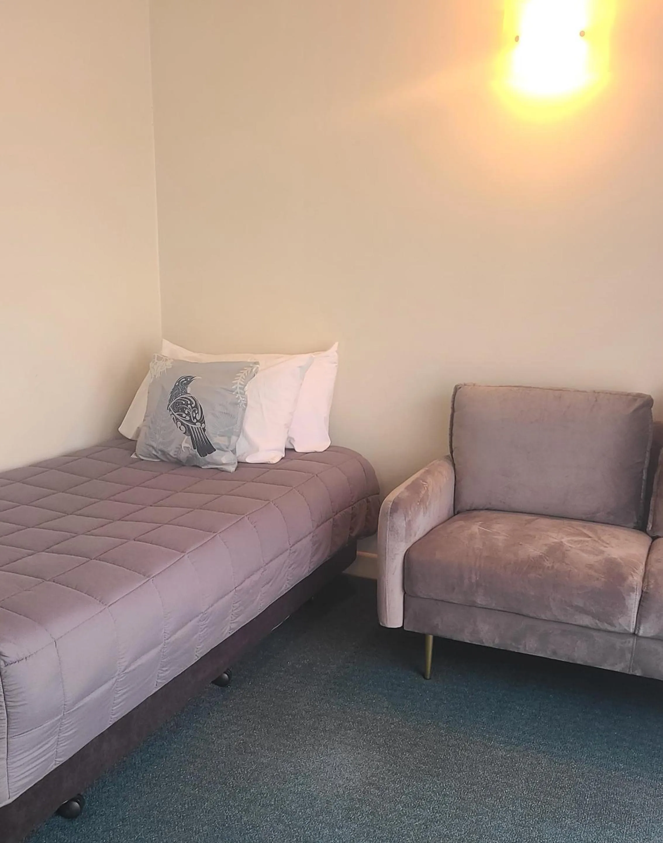 Living room, Bed in BK's Fountain Court Motel