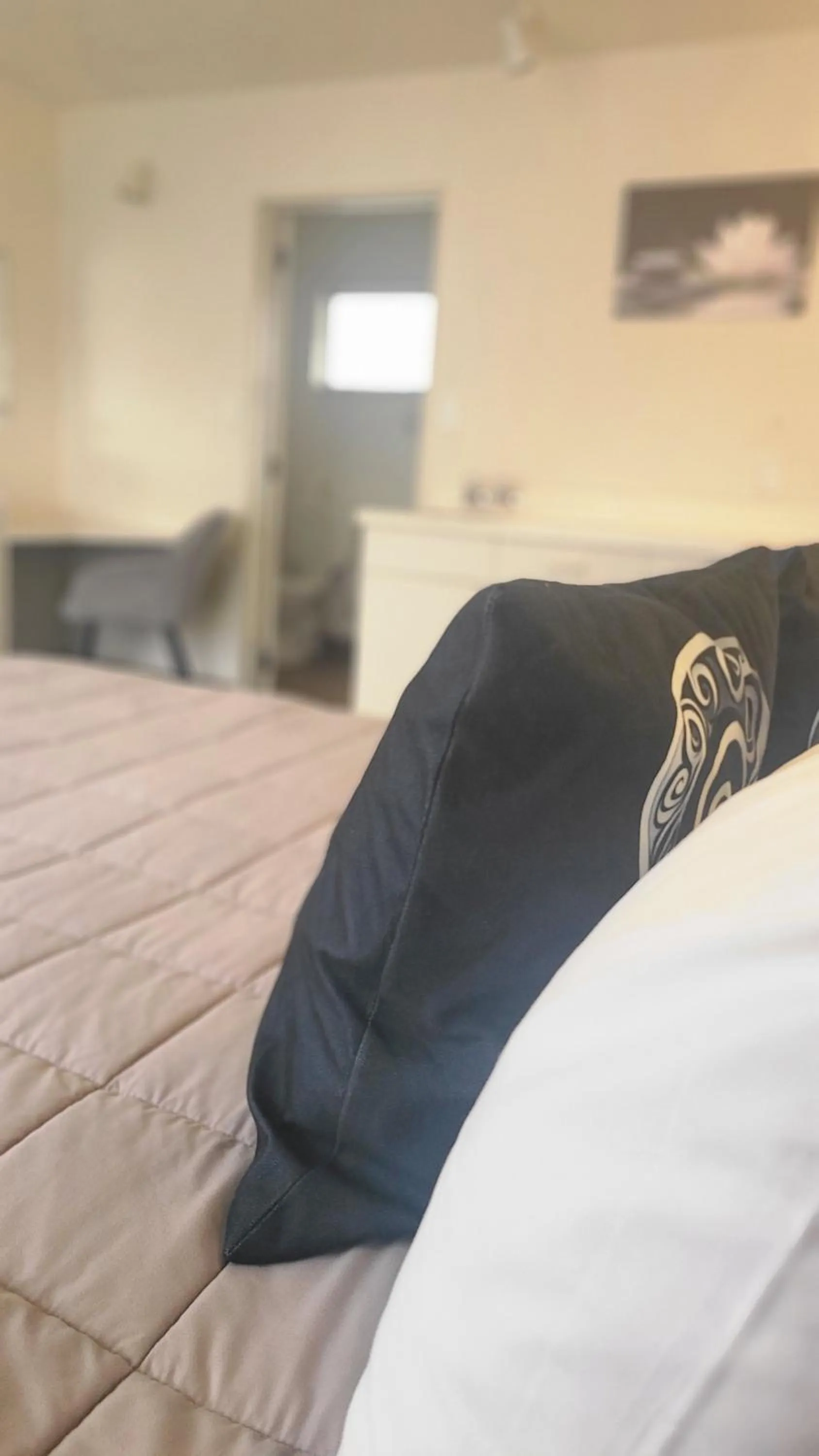 Bed in BK's Fountain Court Motel