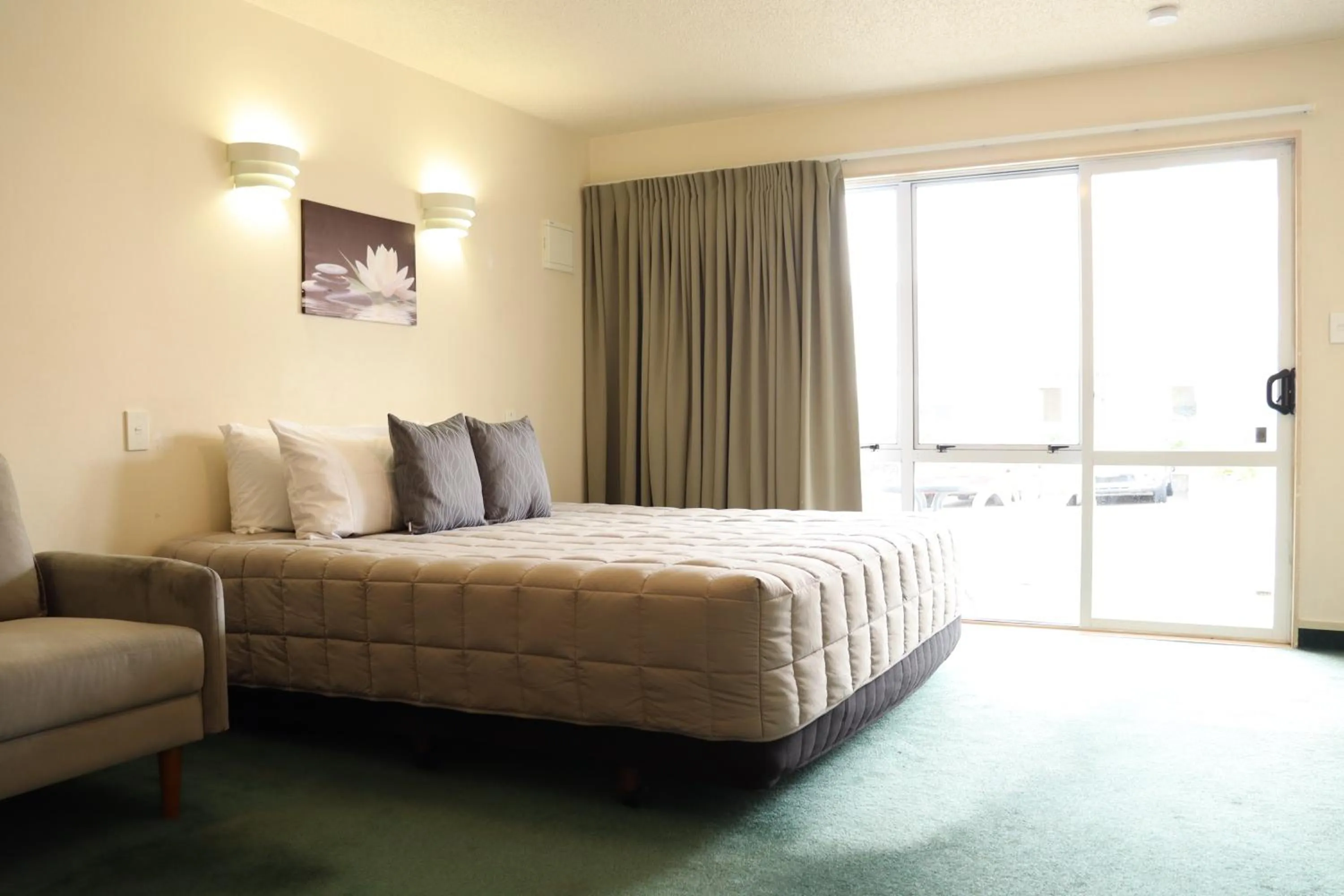 Bed in BK's Fountain Court Motel