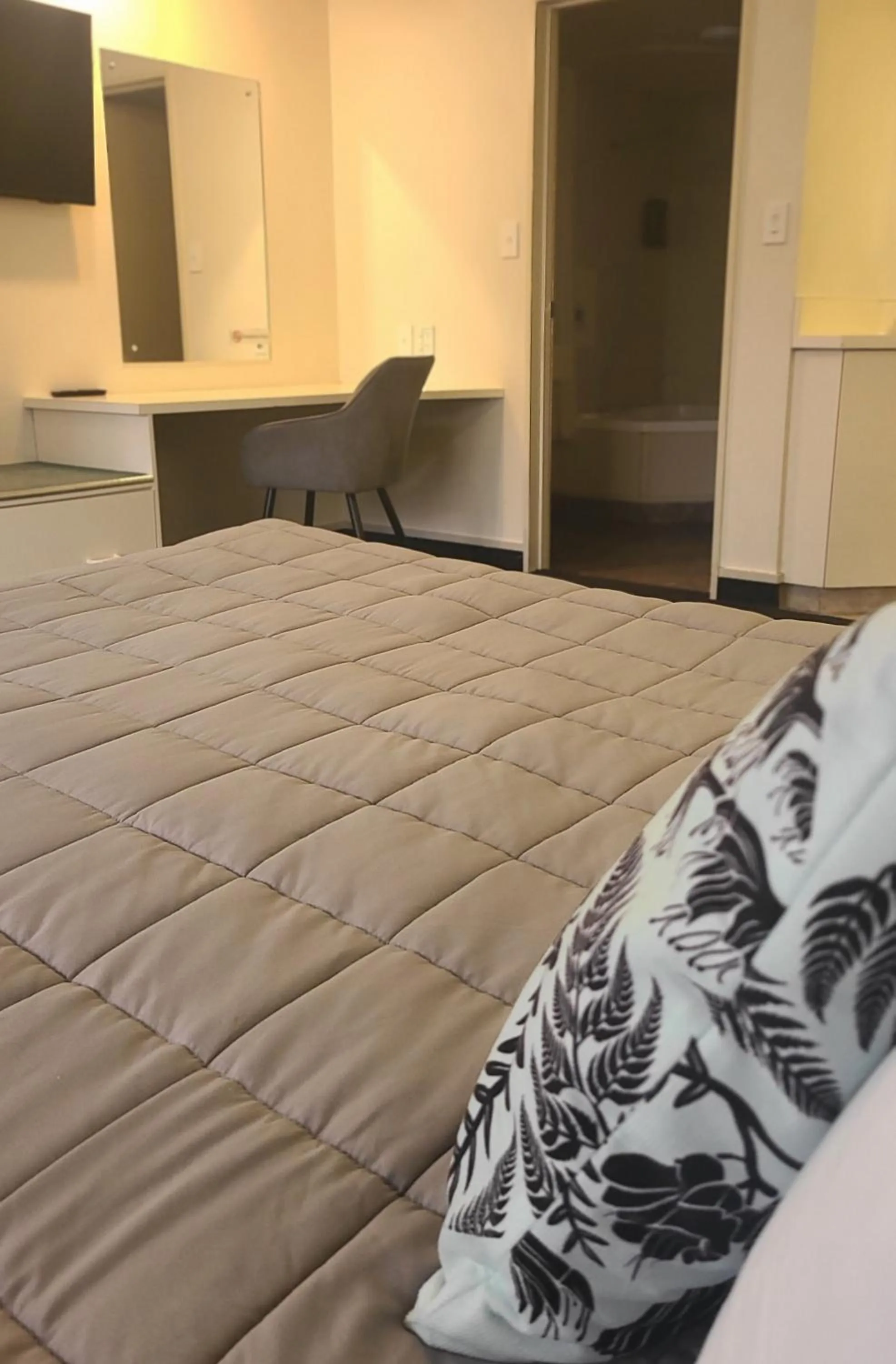 Bedroom, Bed in BK's Fountain Court Motel