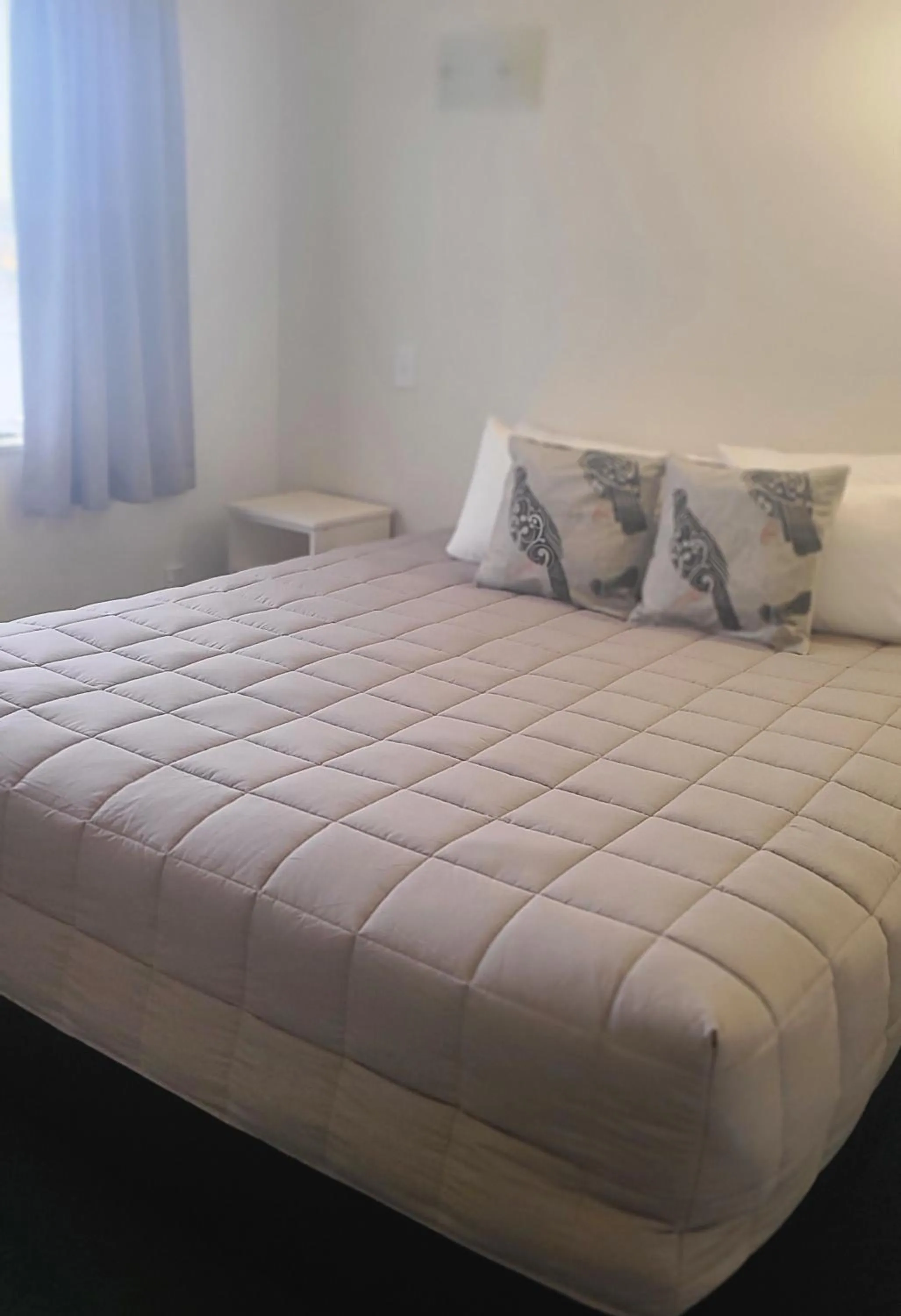 Bedroom, Bed in BK's Fountain Court Motel