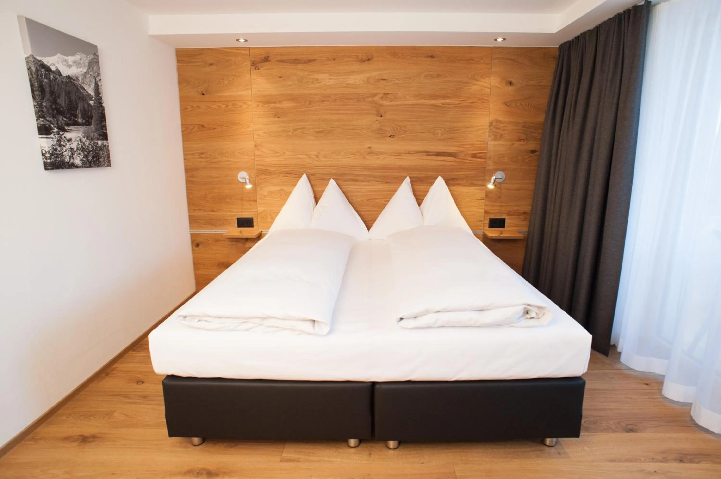 Bedroom, Bed in Elite Alpine Lodge - Apart & Breakfast