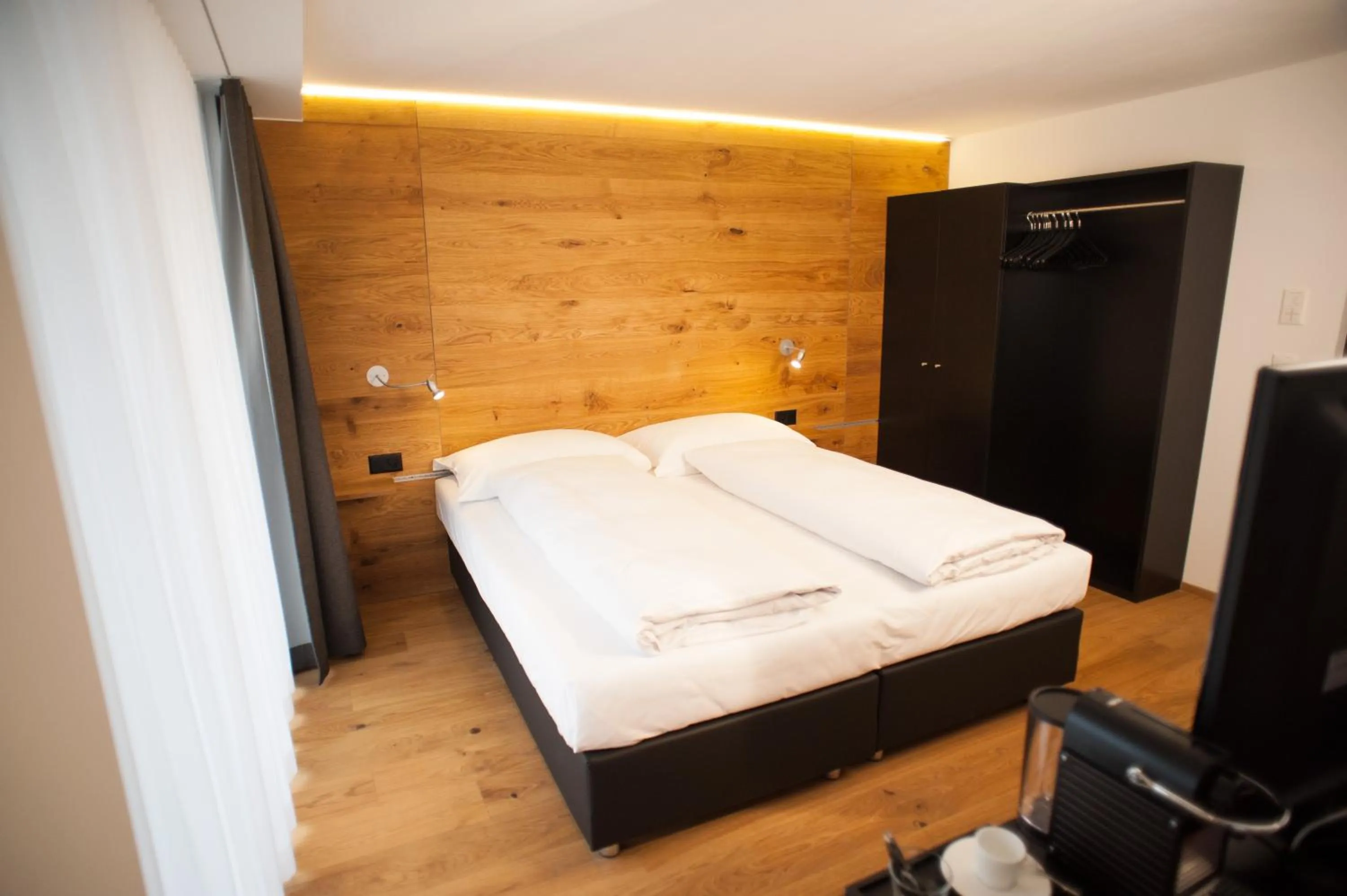 Bedroom, Bed in Elite Alpine Lodge - Apart & Breakfast