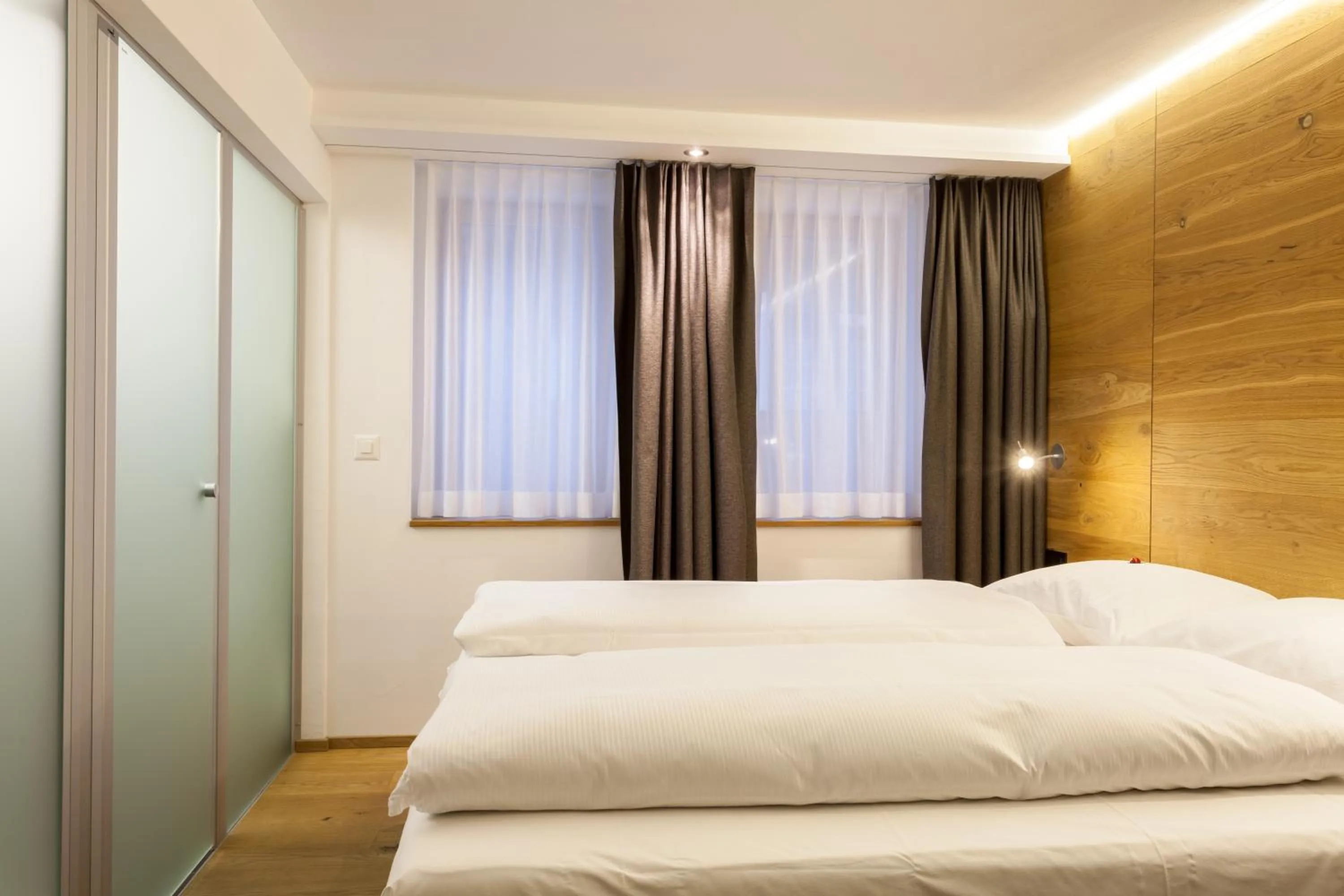 Bedroom, Bed in Elite Alpine Lodge - Apart & Breakfast