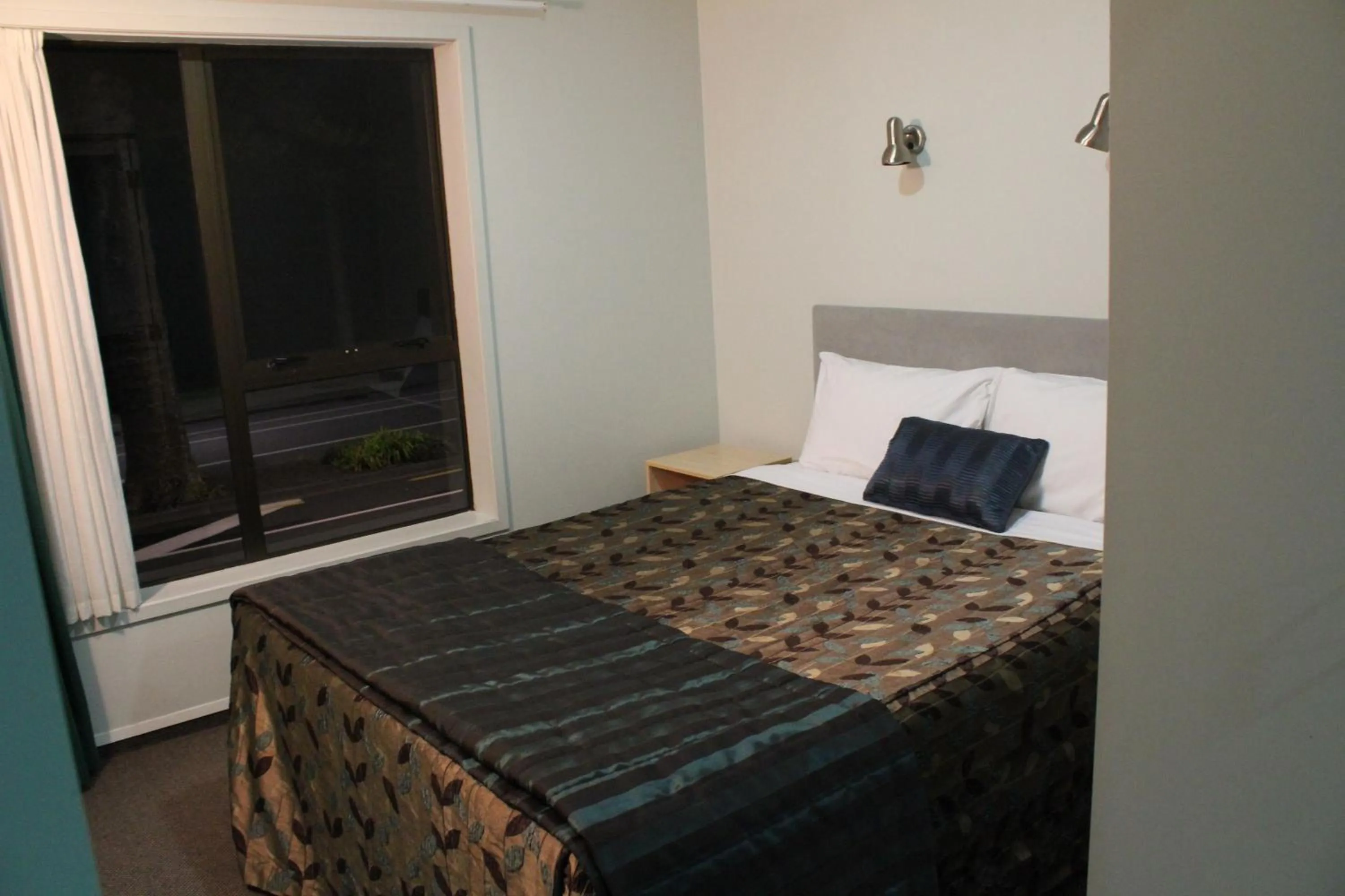 Bedroom, Bed in Edgewater Motor Lodge