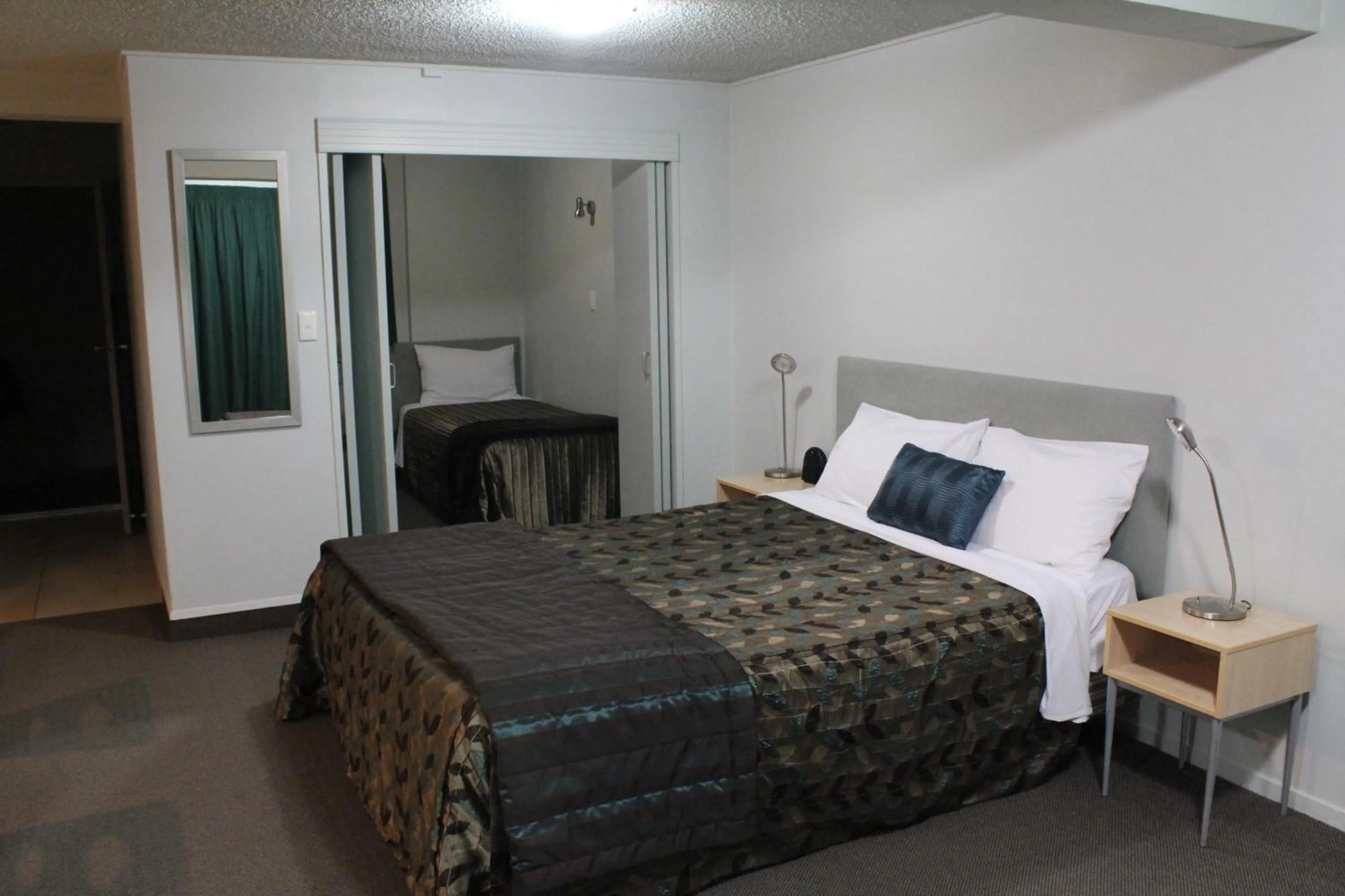 Bed in Edgewater Motor Lodge